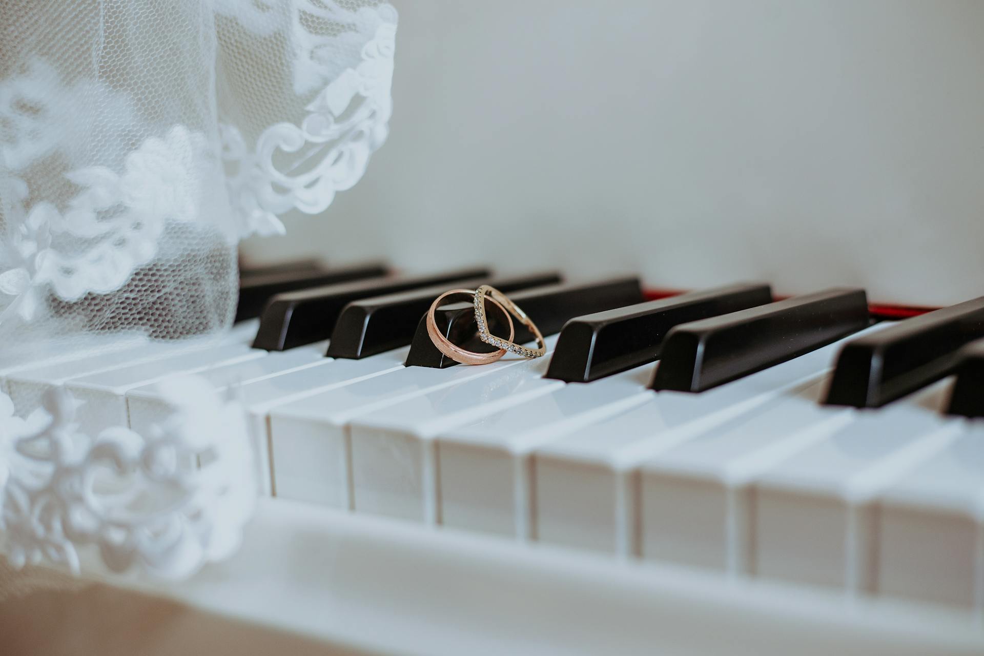 Anillos de boda en un piano | Fuente: Pexels