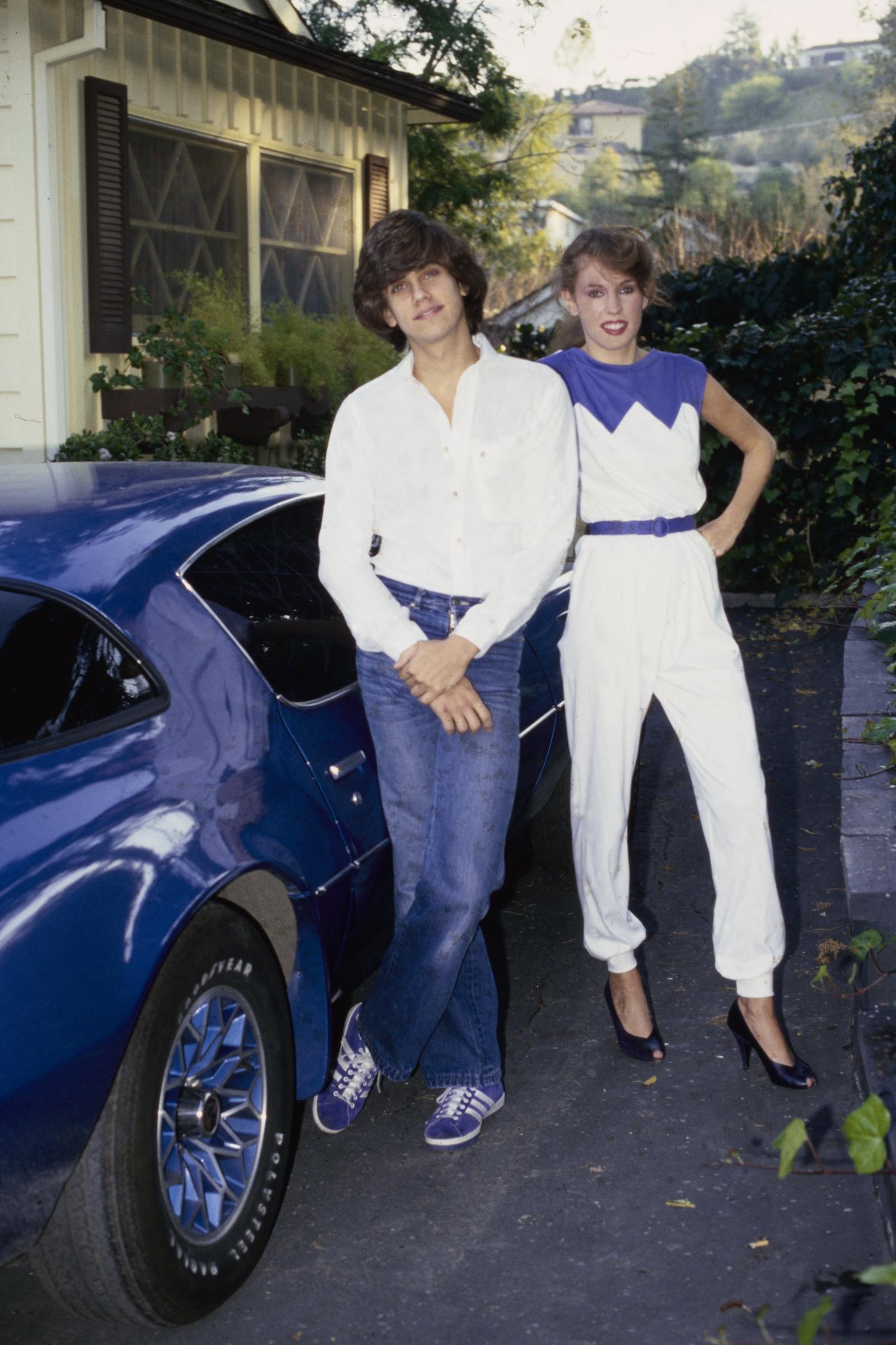 El actor posa junto a una mujer sin nombre, hacia 1974 | Fuente: Getty Images