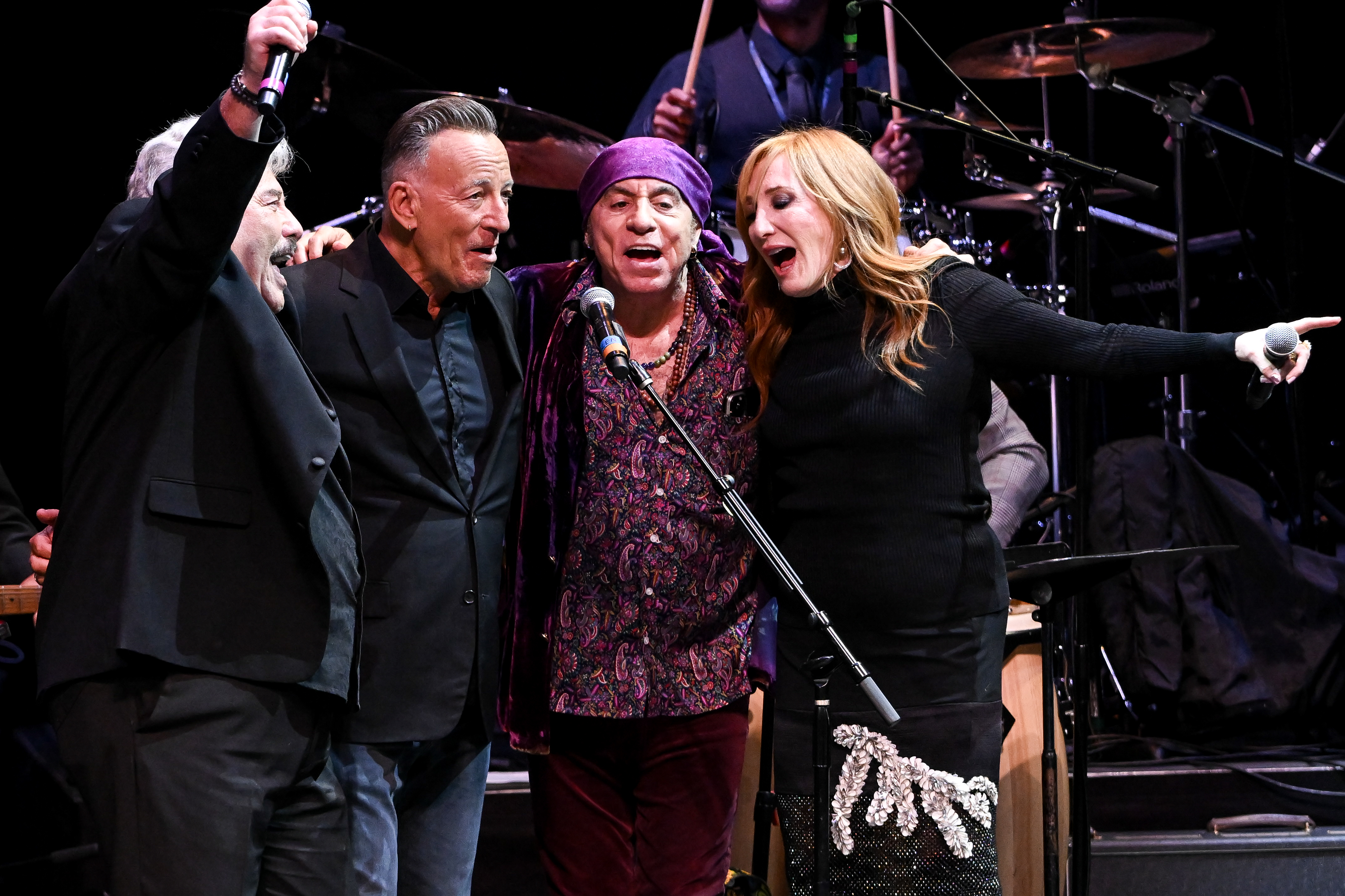 Patti Scialfa y Bruce Springsteen actuando con Tony Orlando y Steven Van Zandt durante la 15ª Ceremonia Anual de Inducción en Newark, Nueva Jersey, el 29 de octubre de 2023 | Fuente: Getty Images