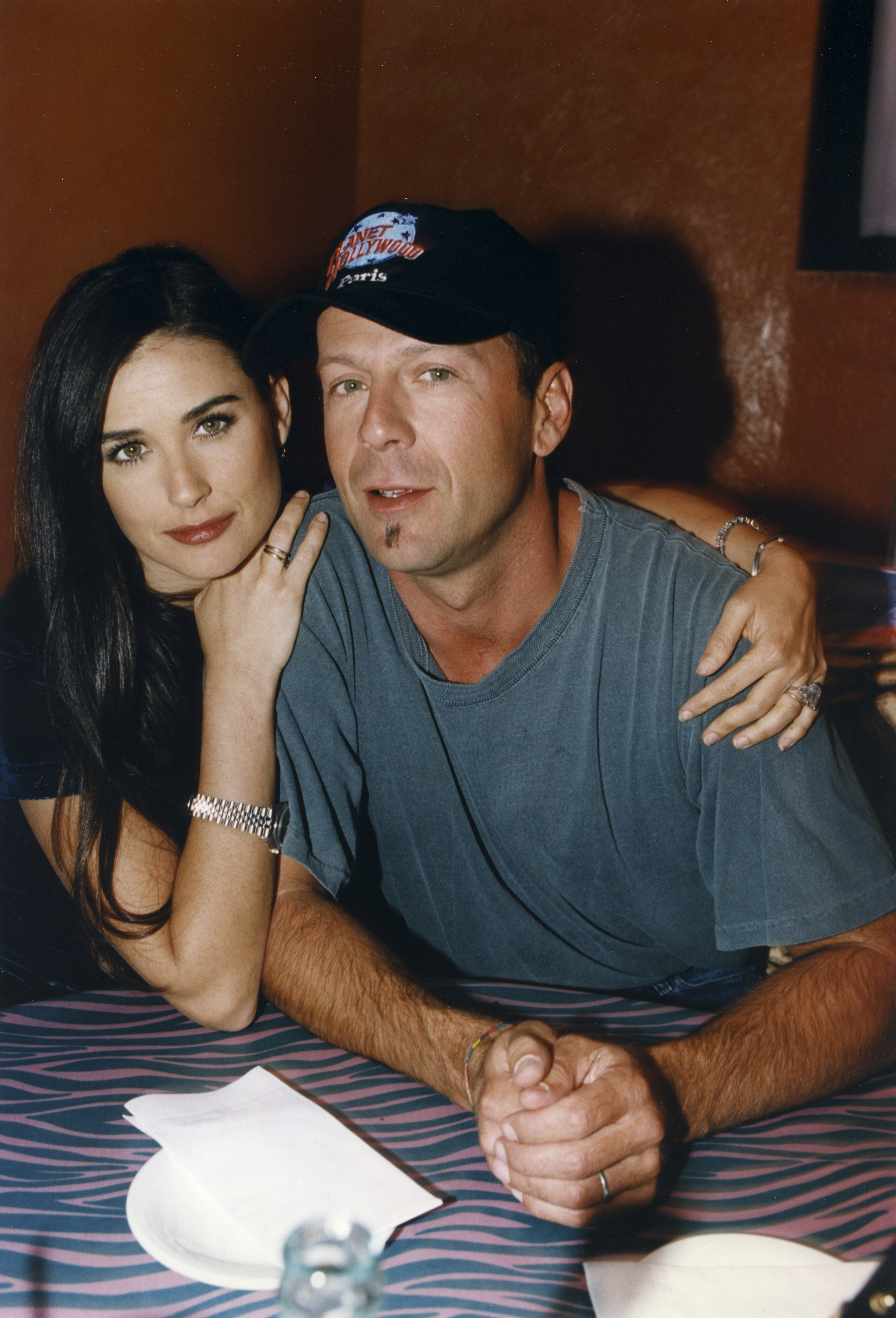 Demi Moore y Bruce Willis el 31 de agosto de 1995 en París Francia. | Fuente: Getty Images