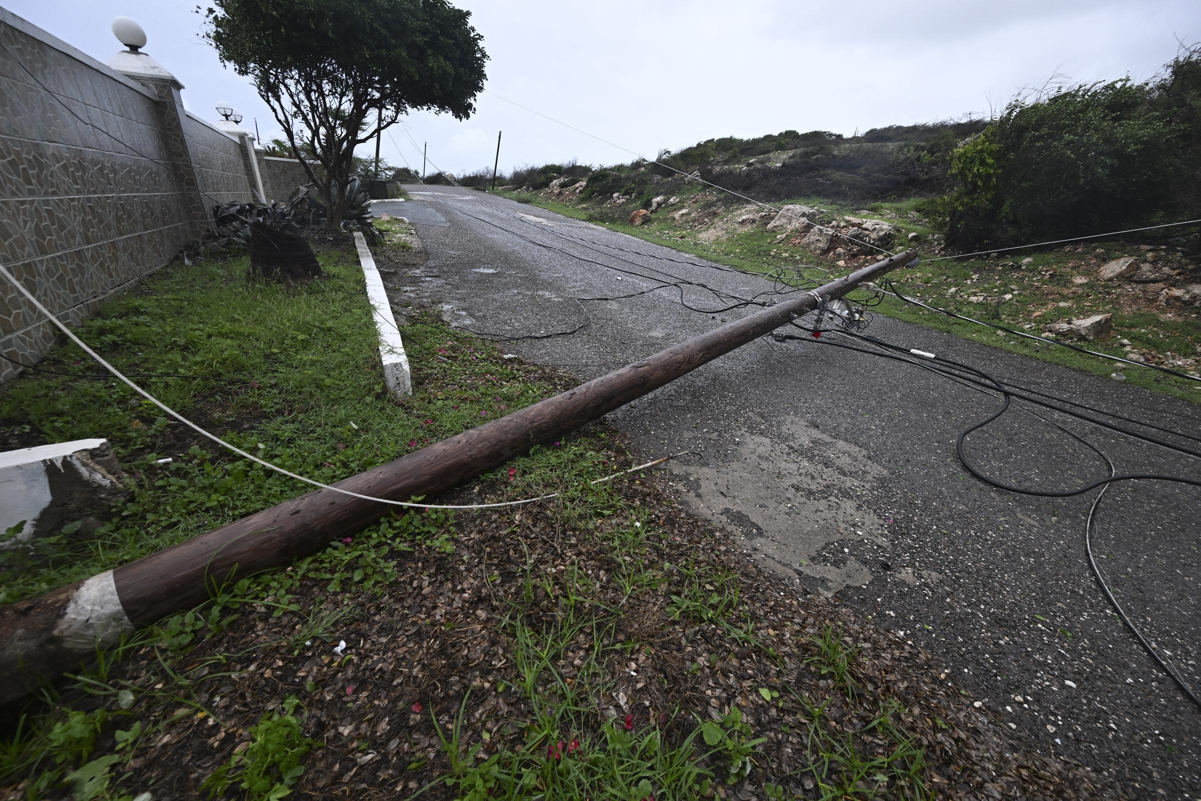 A modo de ejemplo: los vientos destructivos derriban fácilmente los postes y las líneas eléctricas que cruzan las carreteras, lo que genera situaciones peligrosas y deja sin electricidad a los vecinos de la zona. | Fuente: Getty Images
