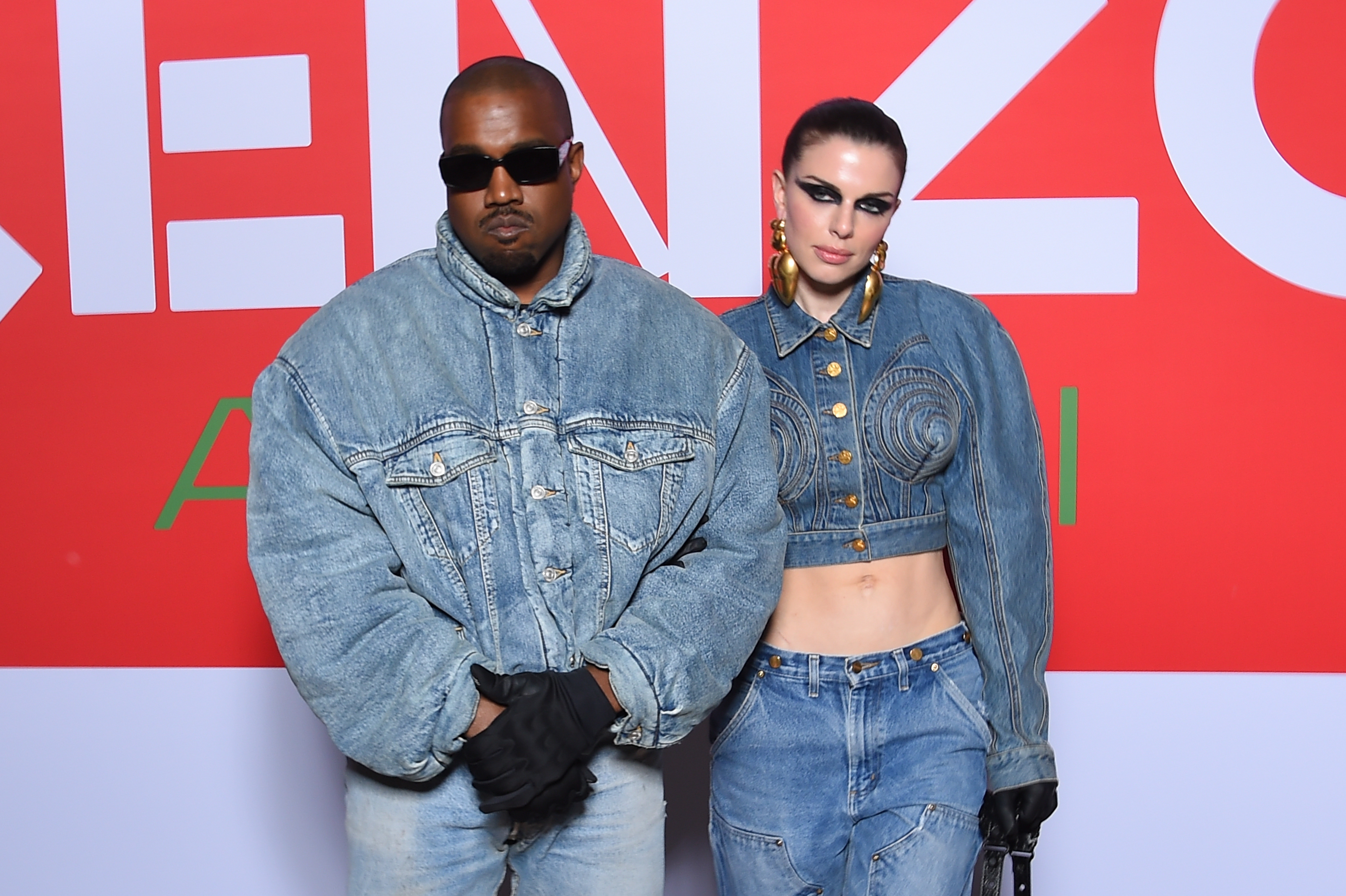 Kanye West y Julia Fox asisten al desfile Kenzo Otoño/Invierno en el marco de la Semana de la Moda de París el 23 de enero de 2022. | Fuente: Getty Images