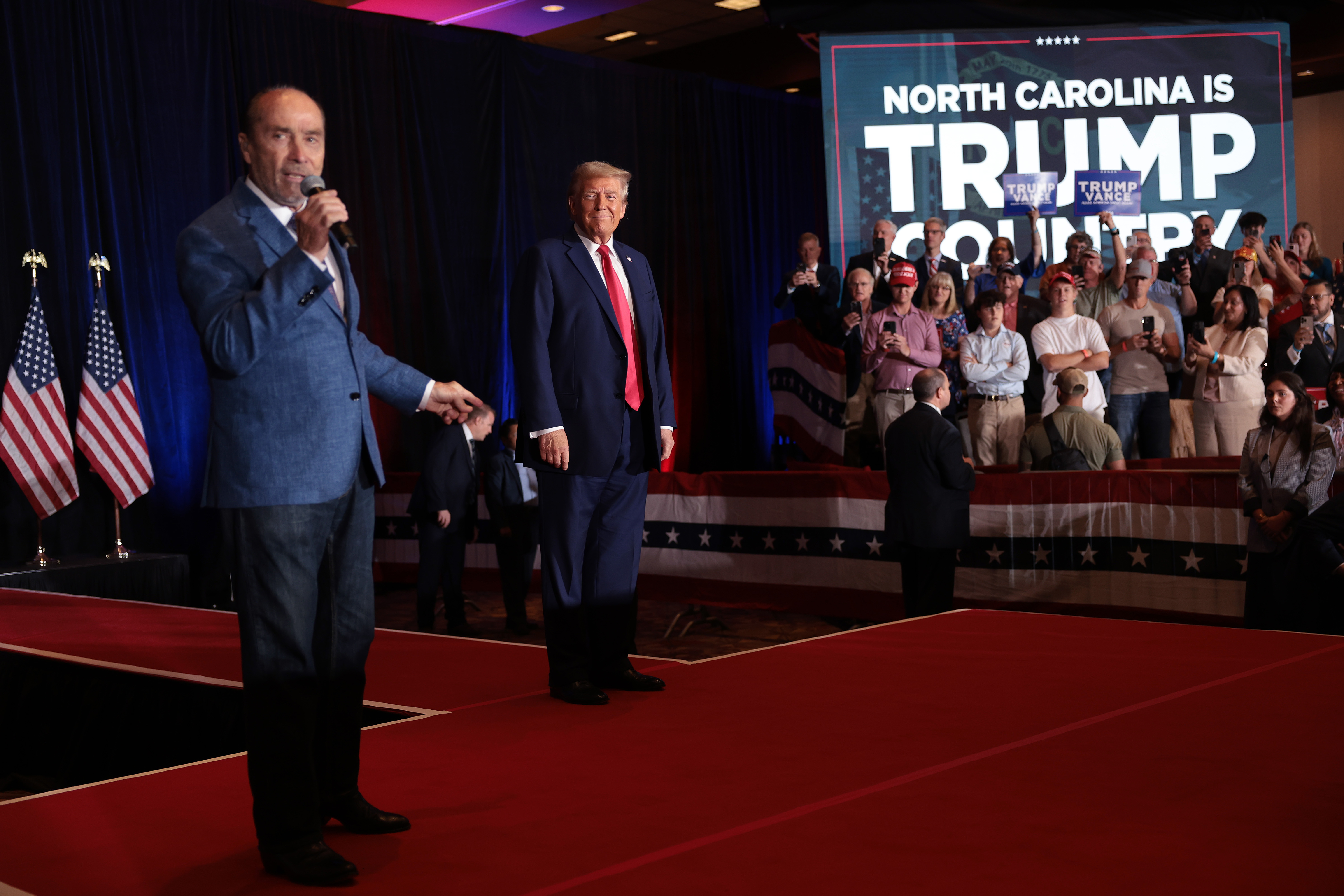 Lee Greenwood canta junto a Donald Trump durante la 11ª Reunión de Líderes Familiares el 21 de octubre de 2024 | Fuente: Getty Images