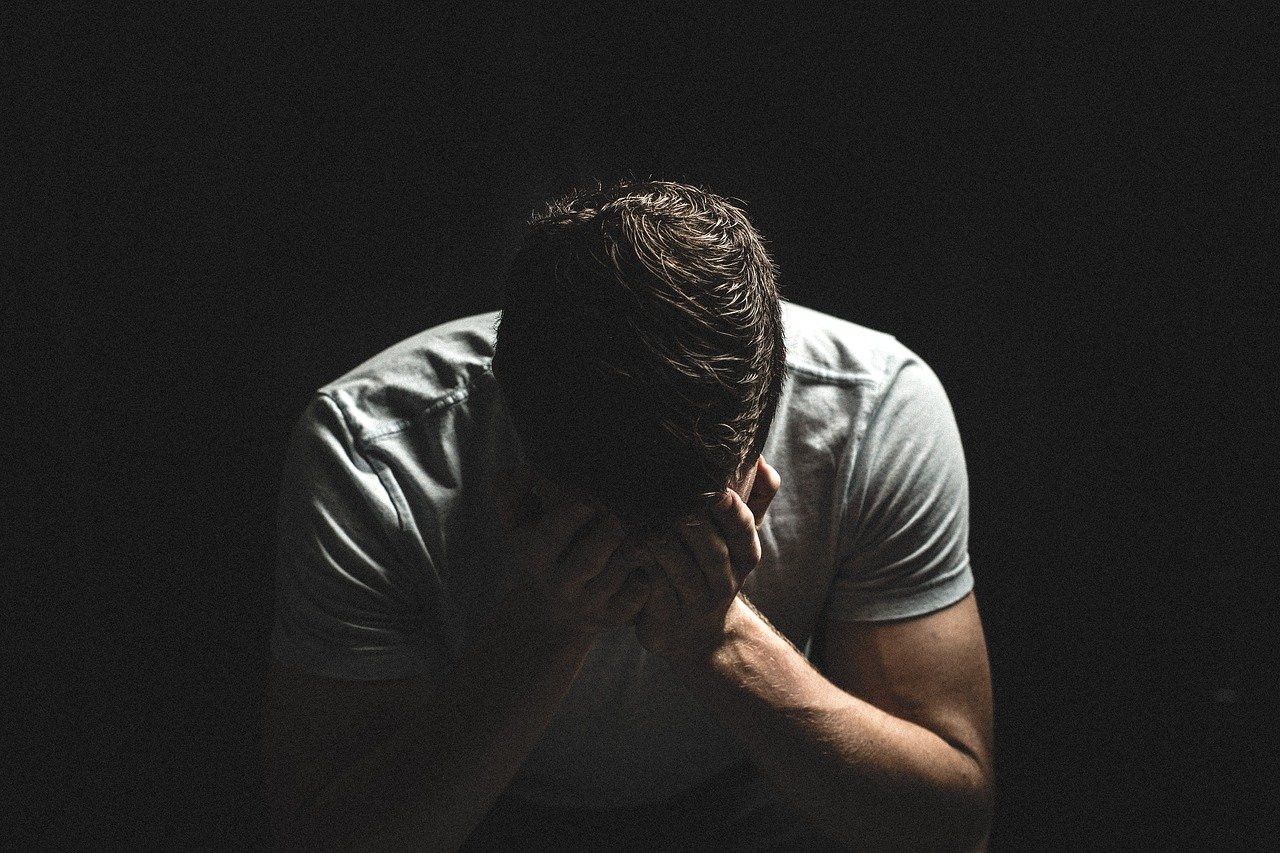 Hombre llorando. | Foto: Pixabay