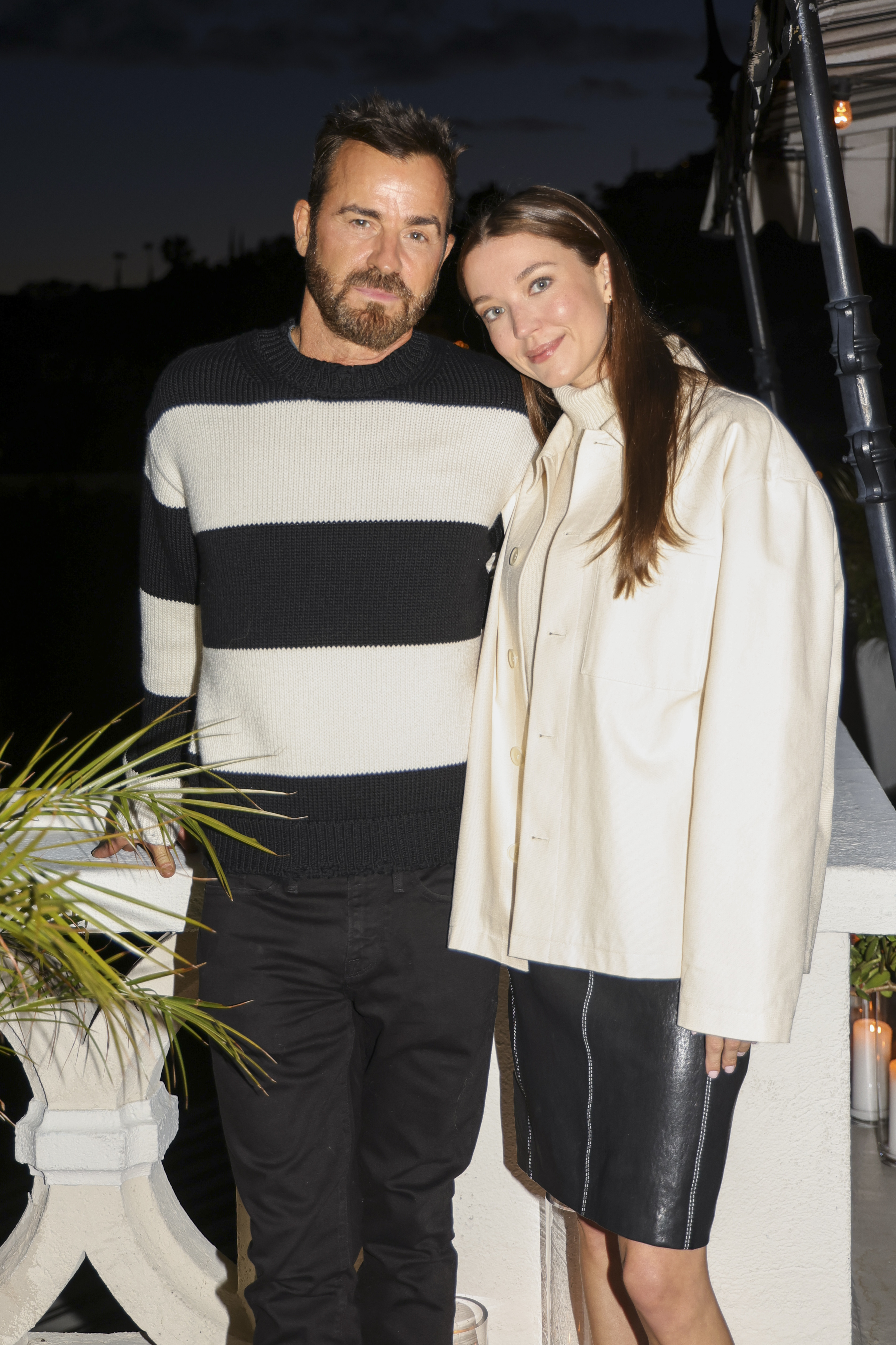 Justin Theroux y Nicole Brydon Bloom en la cena Frame x Amelia Gray en Los Ángeles, California, el 4 de abril de 2024 | Fuente: Getty Images