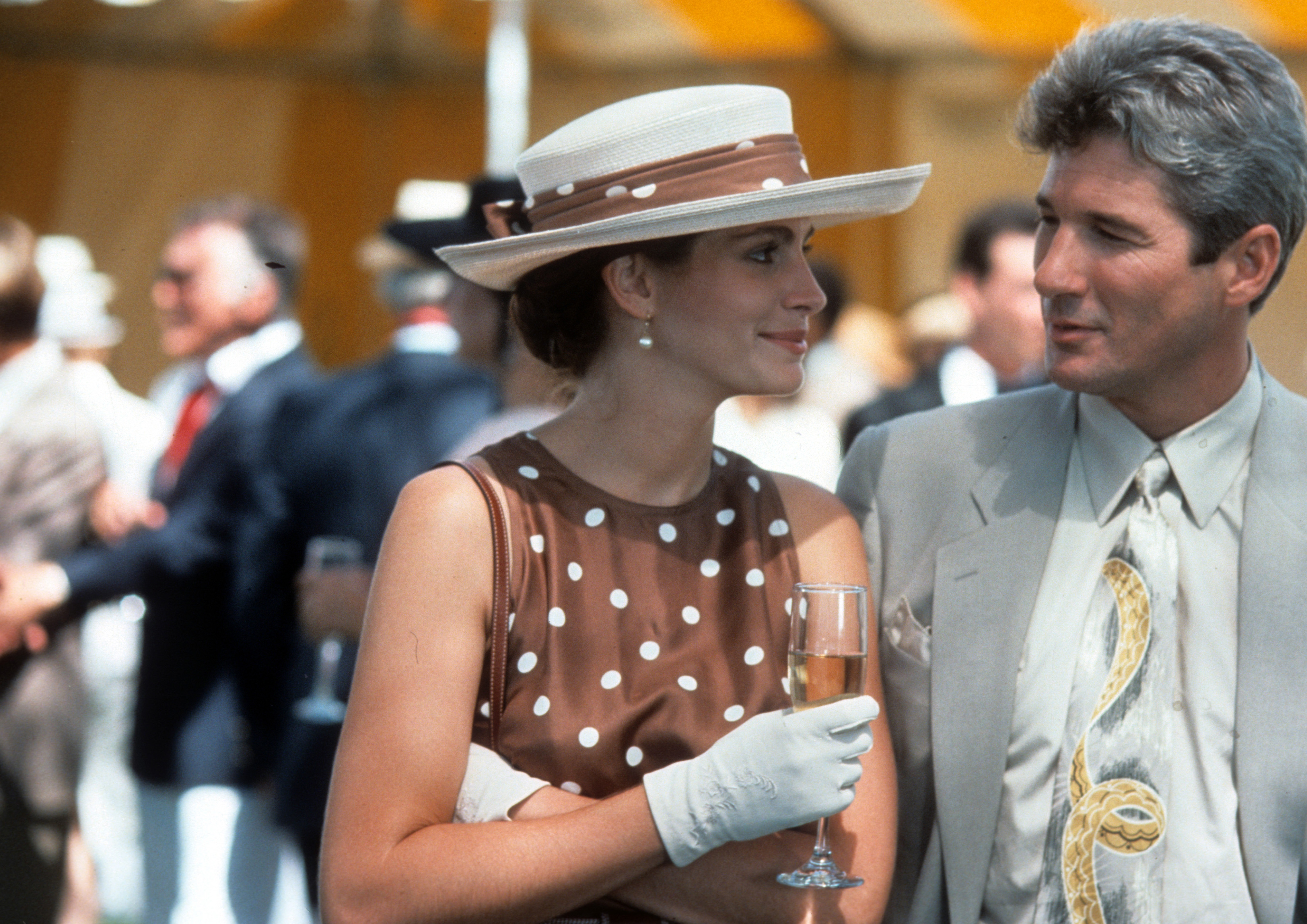 Julia Roberts con Richard Gere en una escena de la película "Pretty Woman", hacia 1990. | Foto: Getty Images