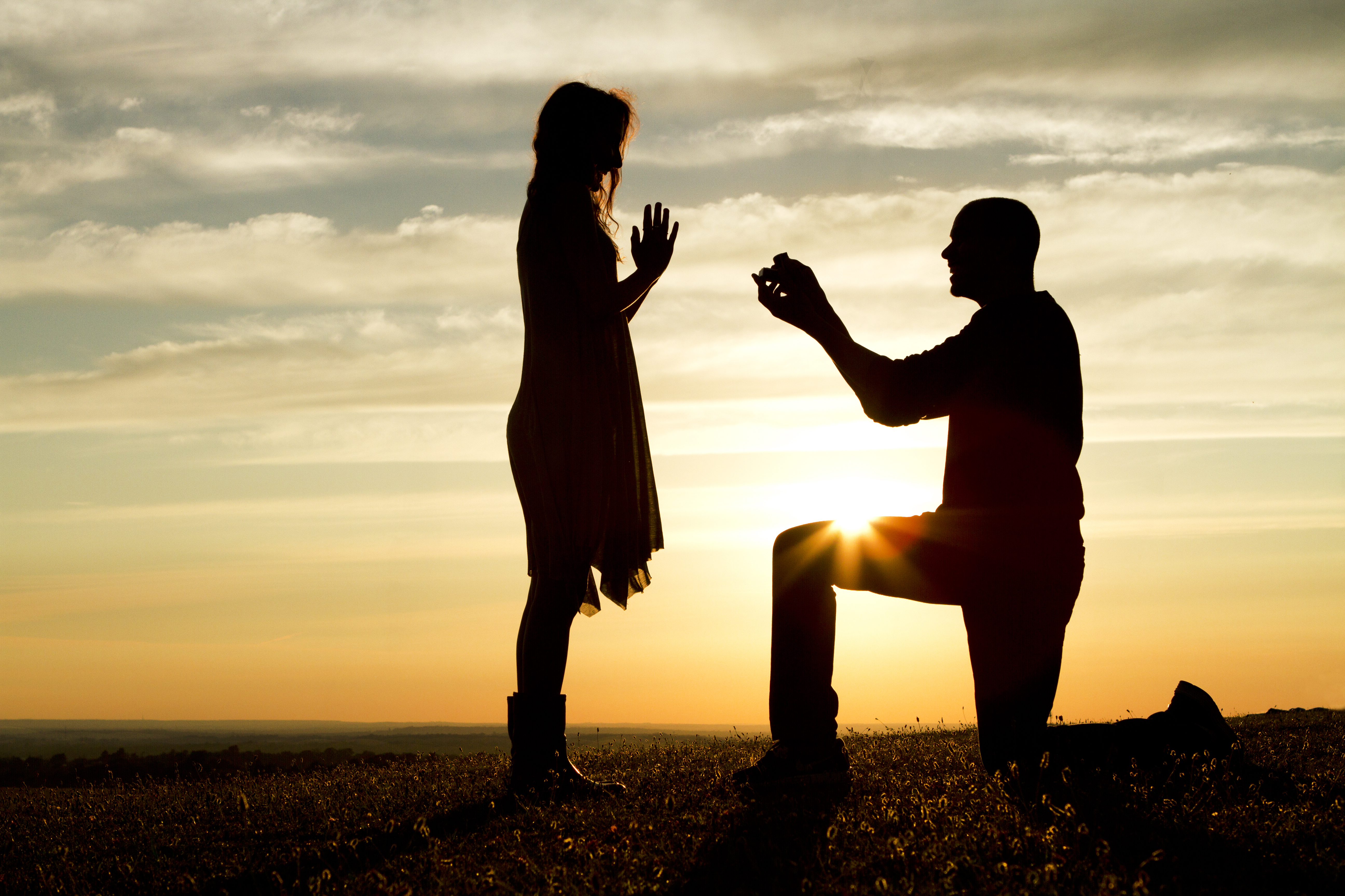 Hombre pidiéndole matrimonio a su novia | Foto: Shutterstock