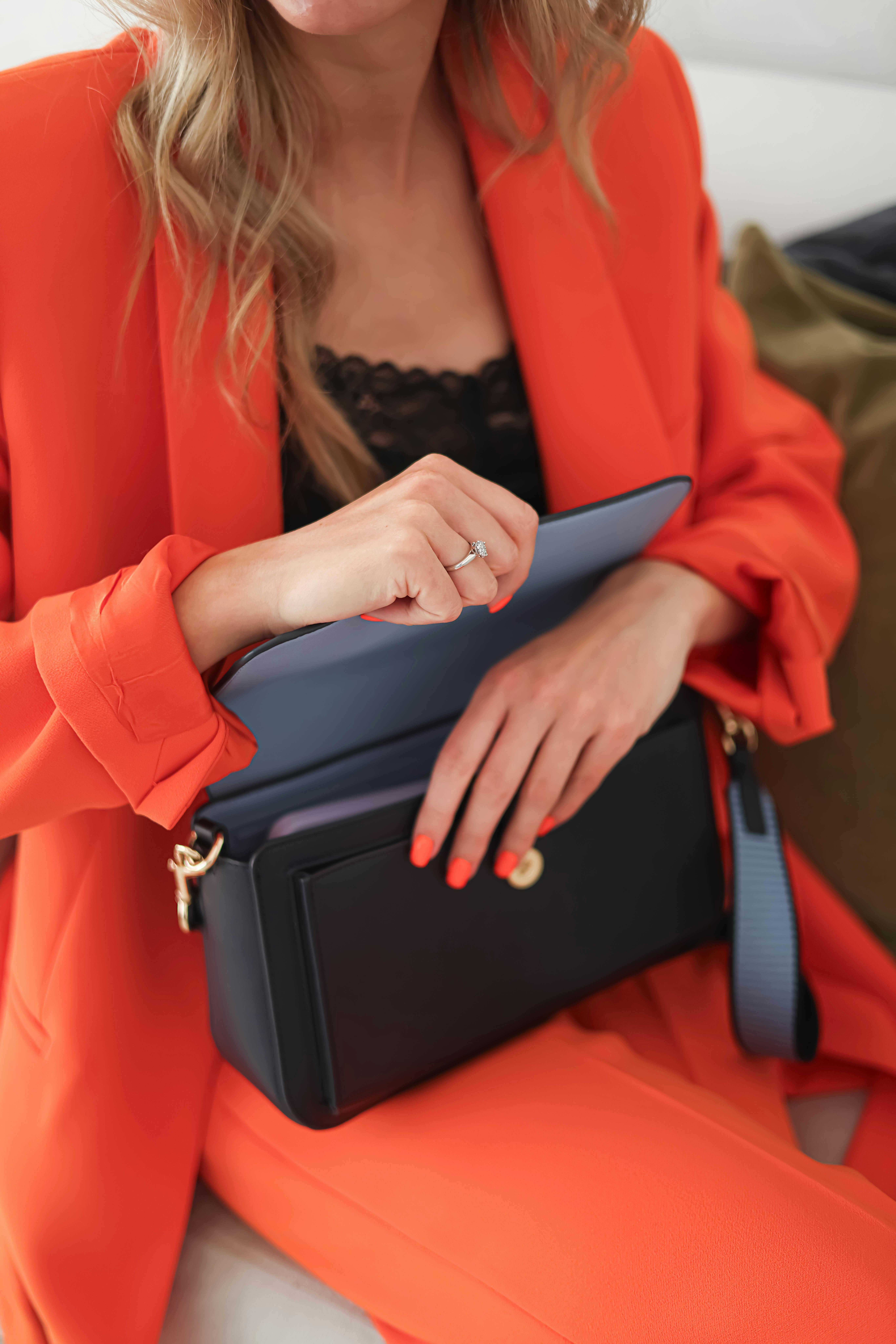 Mujer sacando una cartera de su bolso | Foto: Pexels