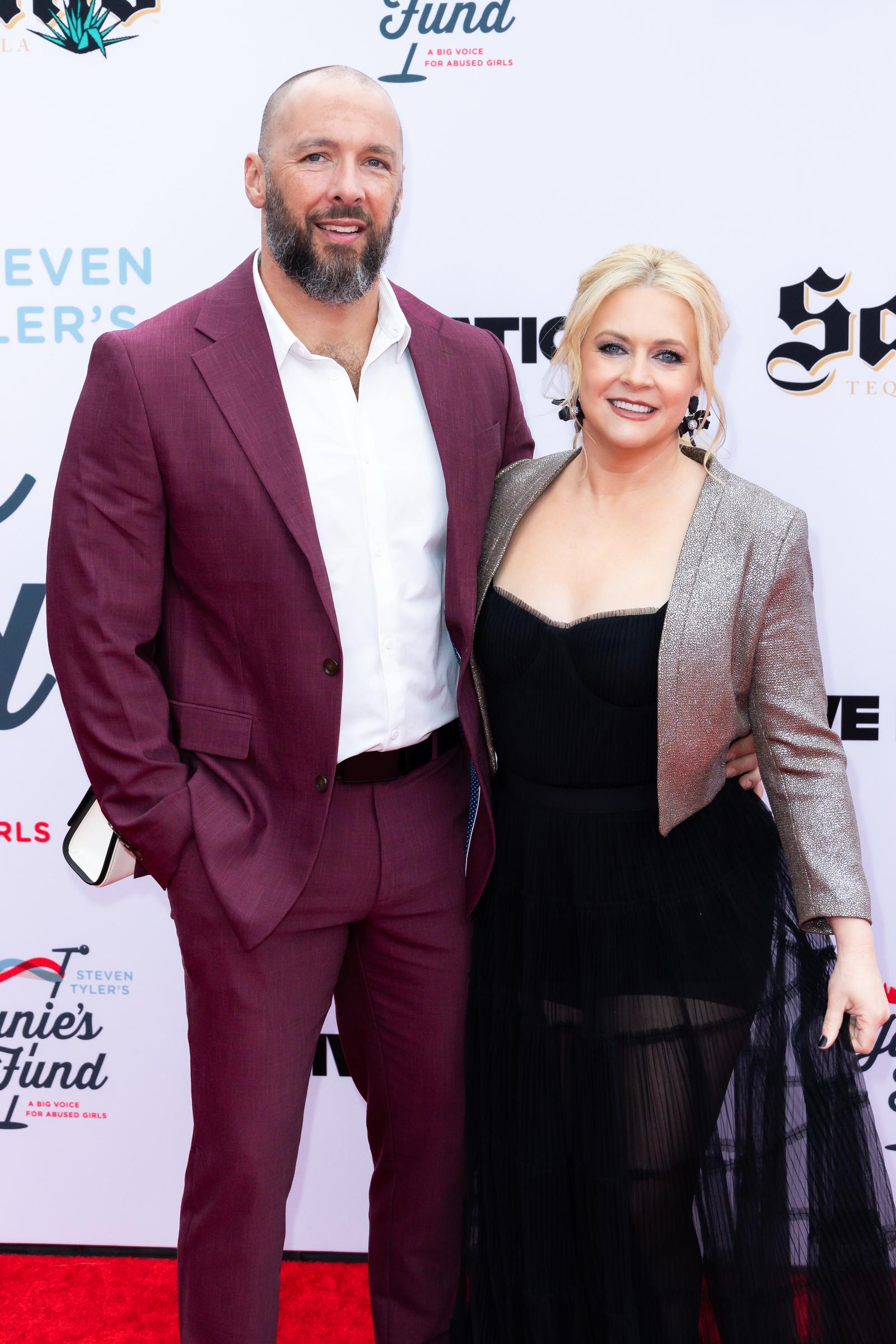 Mark Wilkerson y Melissa Joan Hart asisten a la 5th Annual Jam For Janie GRAMMY Awards Viewing Party en Los Angeles, California, el 4 de febrero de 2024. | Fuente: Getty Images