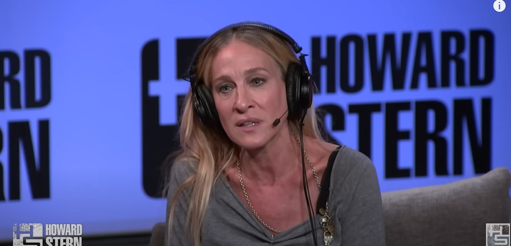 Sarah Jessica Parker habla sobre el envejecimiento, los estiramientos faciales y el Bótox el 28 de junio de 2023 | Fuente: YouTube/The Howard Stern Show