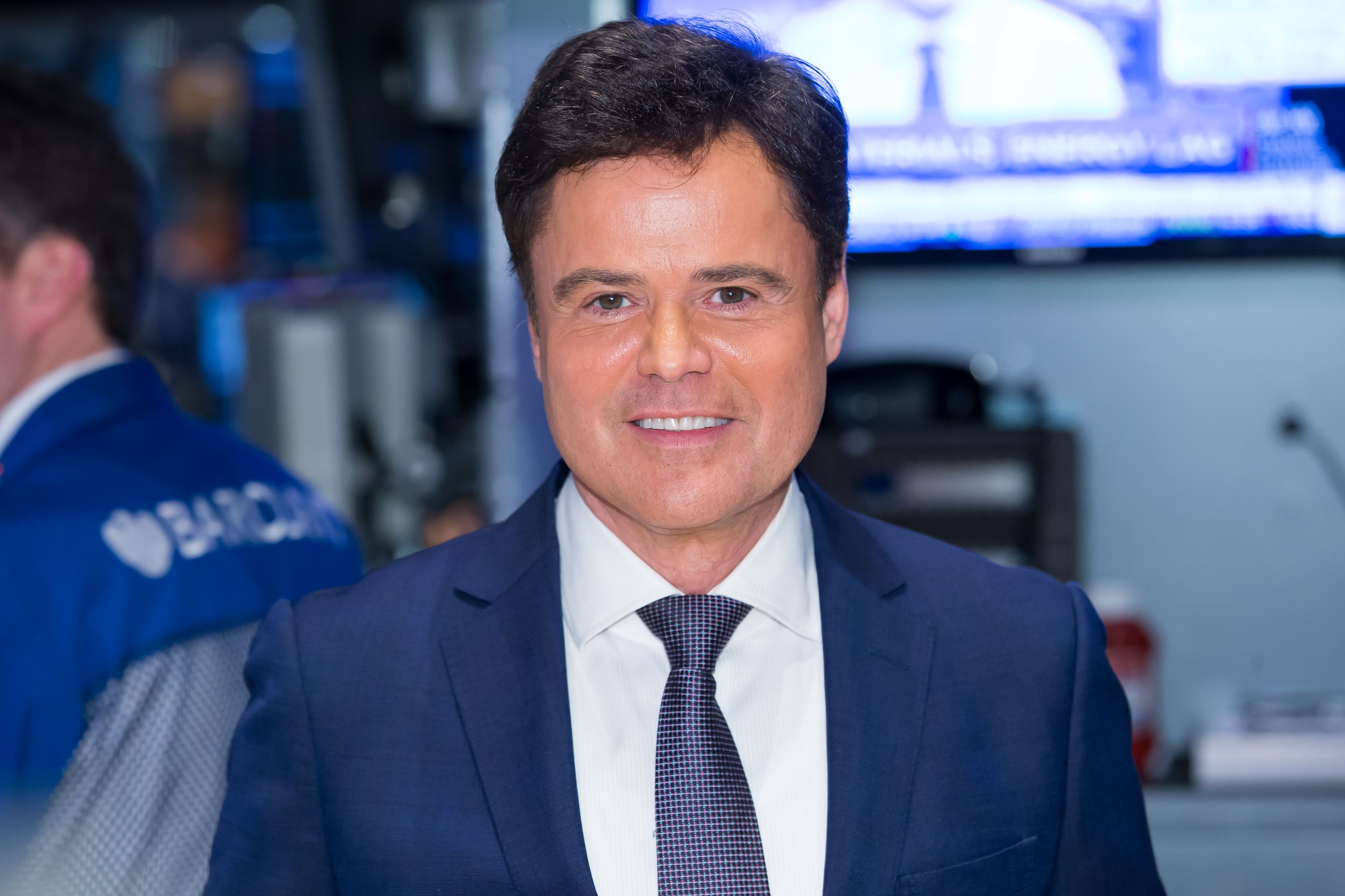 El actor Donny Osmond toca la campana de cierre en la Bolsa de Nueva York el 13 de enero de 2015 | Foto: Getty Images