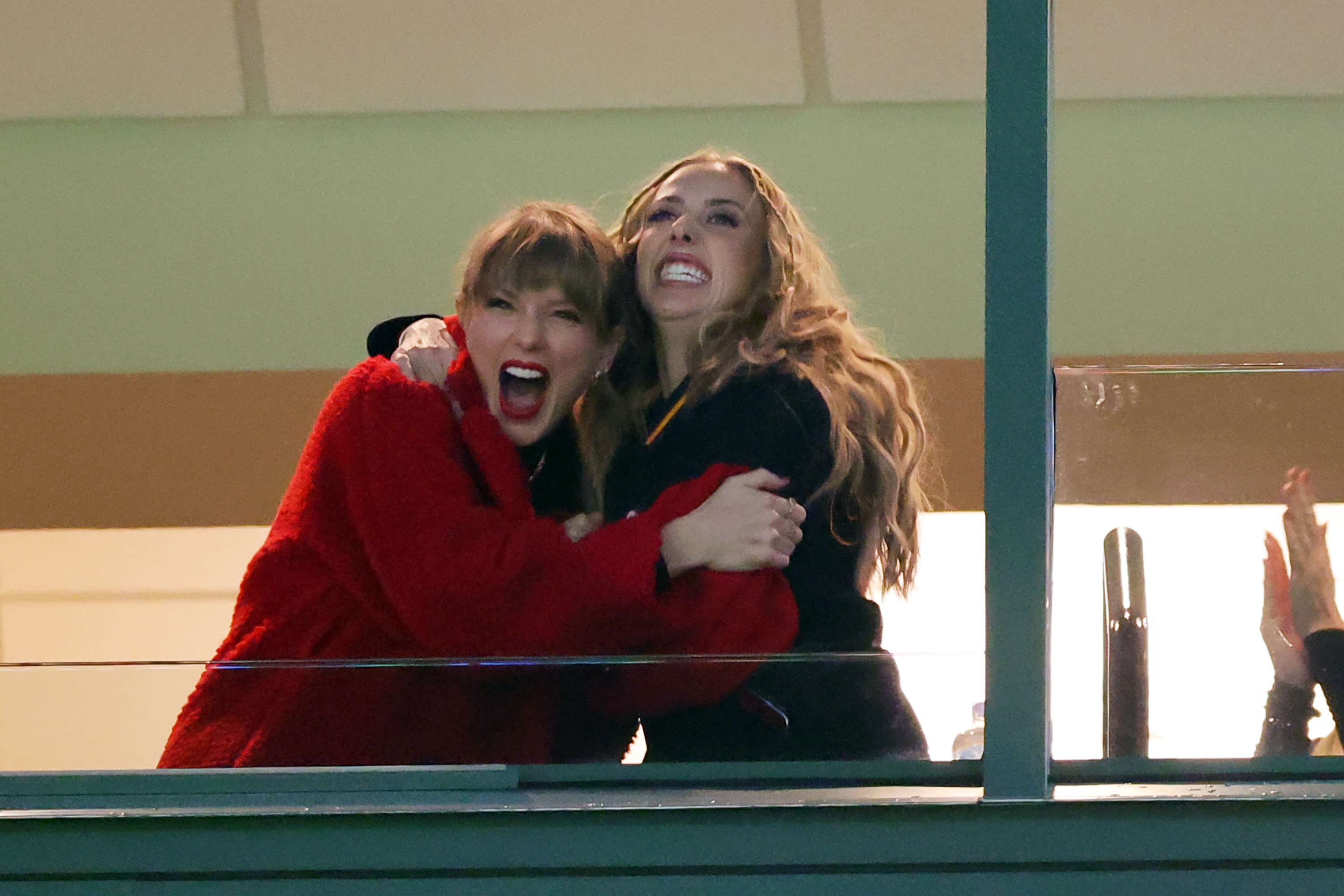 Taylor Swift y Brittany Mahomes animando en un partido entre los Kansas City Chiefs y los Green Bay Packers en Green Bay, Wisconsin, el 3 de diciembre de 2023 | Fuente: Getty Images