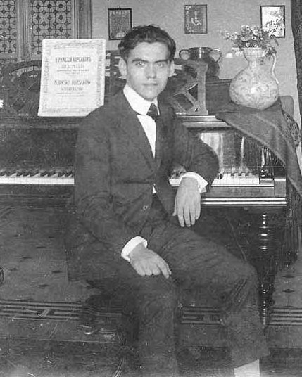 Federico García Lorca al piano.| Fuente: commons.wikimedia.org