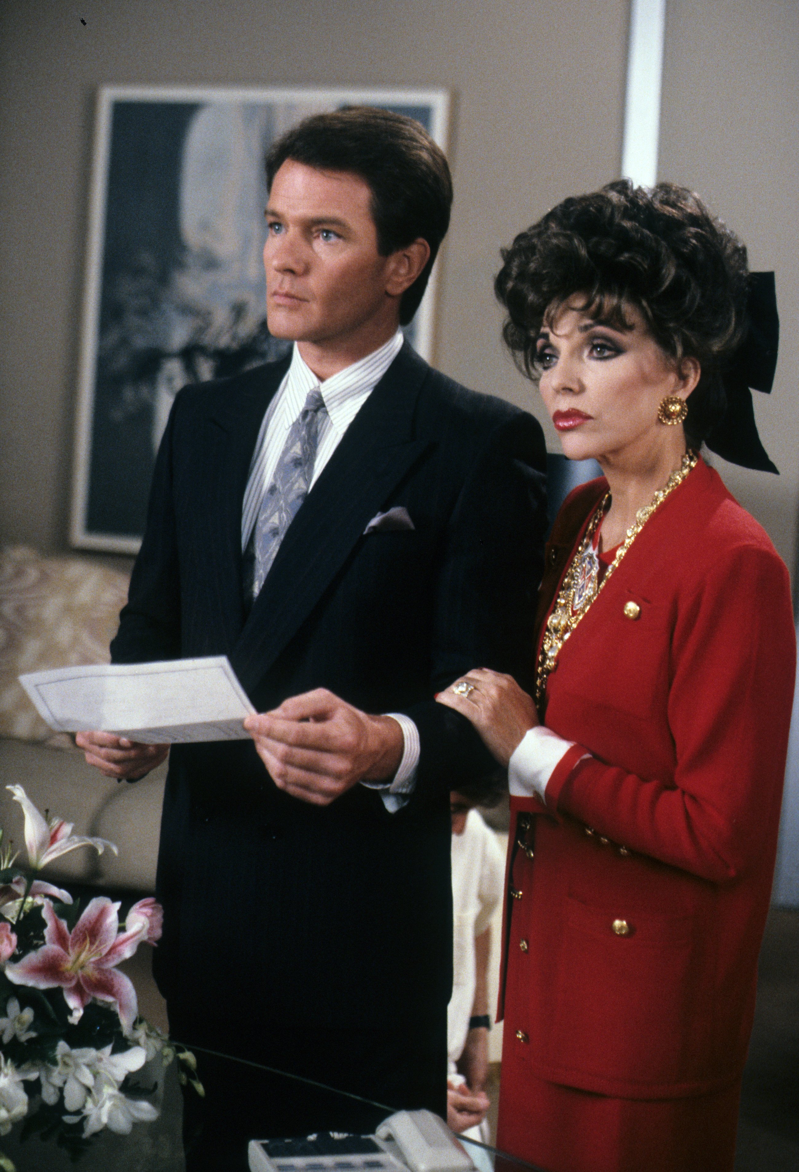 Gordon Thomson y Joan Collins en un episodio de "Dinasty" el 5 de abril de 1989 | Fuente: Getty Images