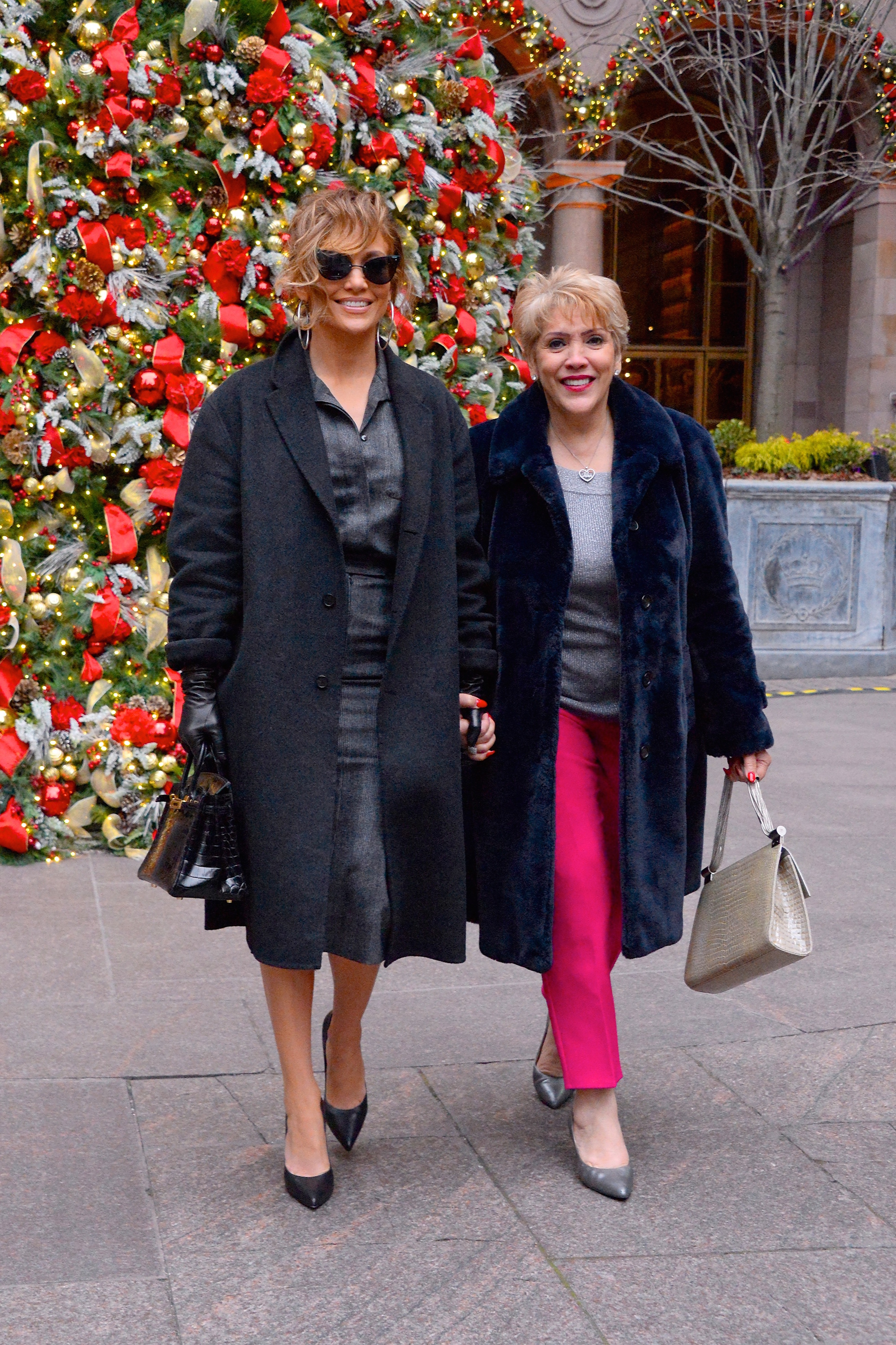 Jennifer Lopez y Guadalupe Rodríguez son vistas en Nueva York, el 12 de diciembre de 2018 | Fuente: Getty Images