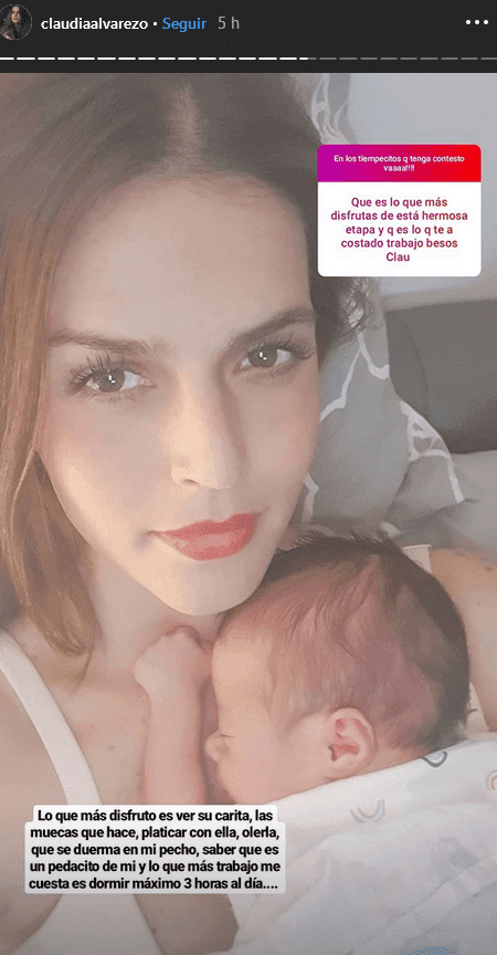 Claudia Álvarez mostrando a su bebé Kira. | Foto: Historias de Instagram/claudiaalvarezo