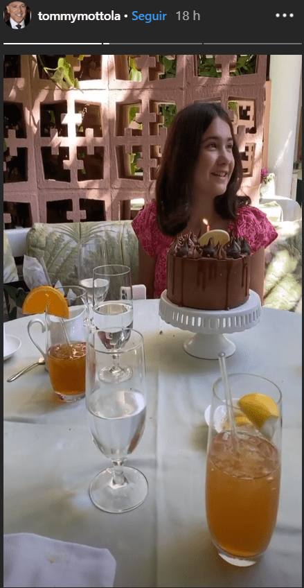 Sabrina y su pastel de cumpleaños. | Captura de Instagram/tommymottola
