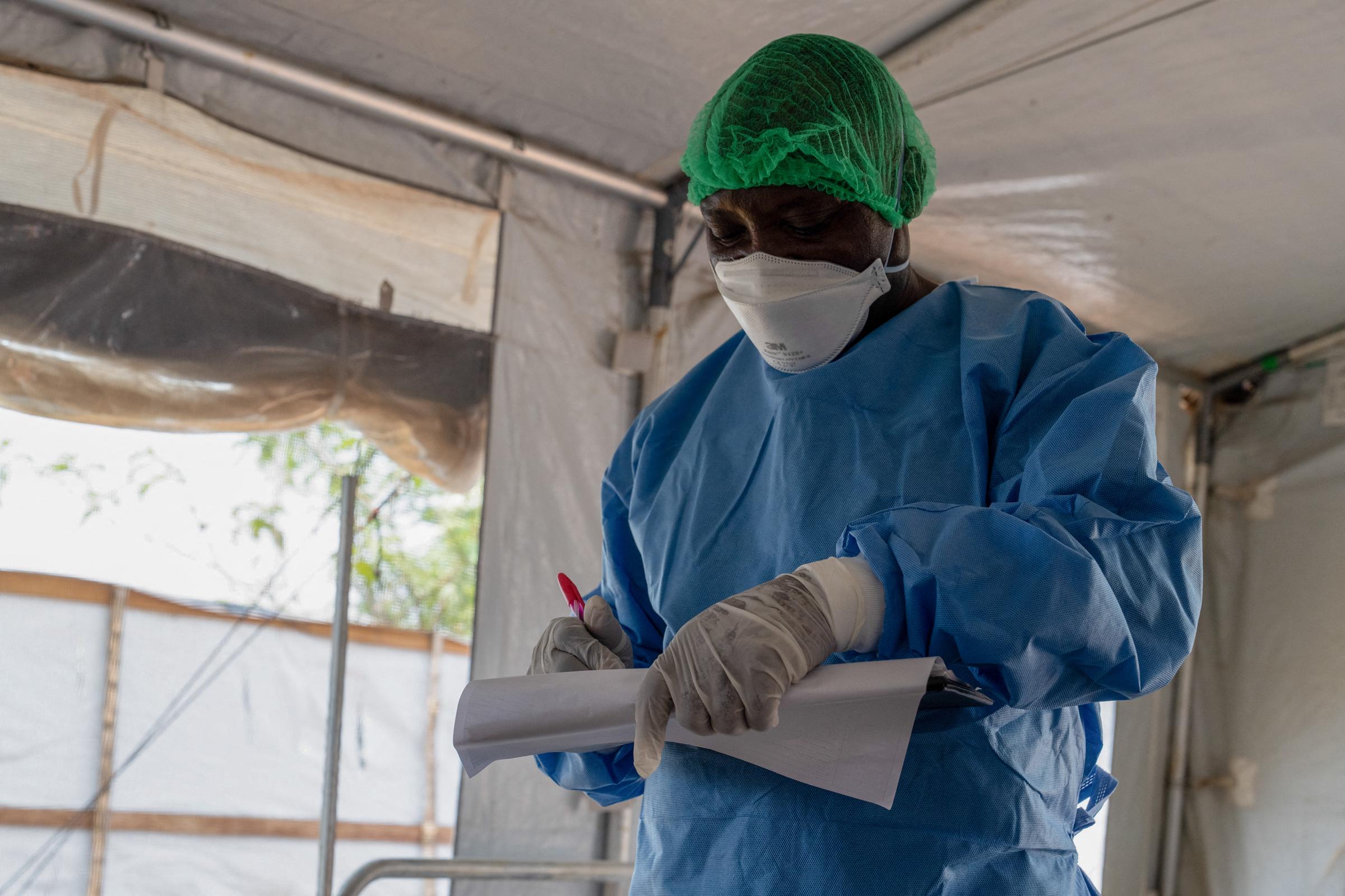 Un trabajador sanitario en un centro de tratamiento en la República Democrática del Congo el 20 de septiembre de 2024 | Fuente: Getty Images