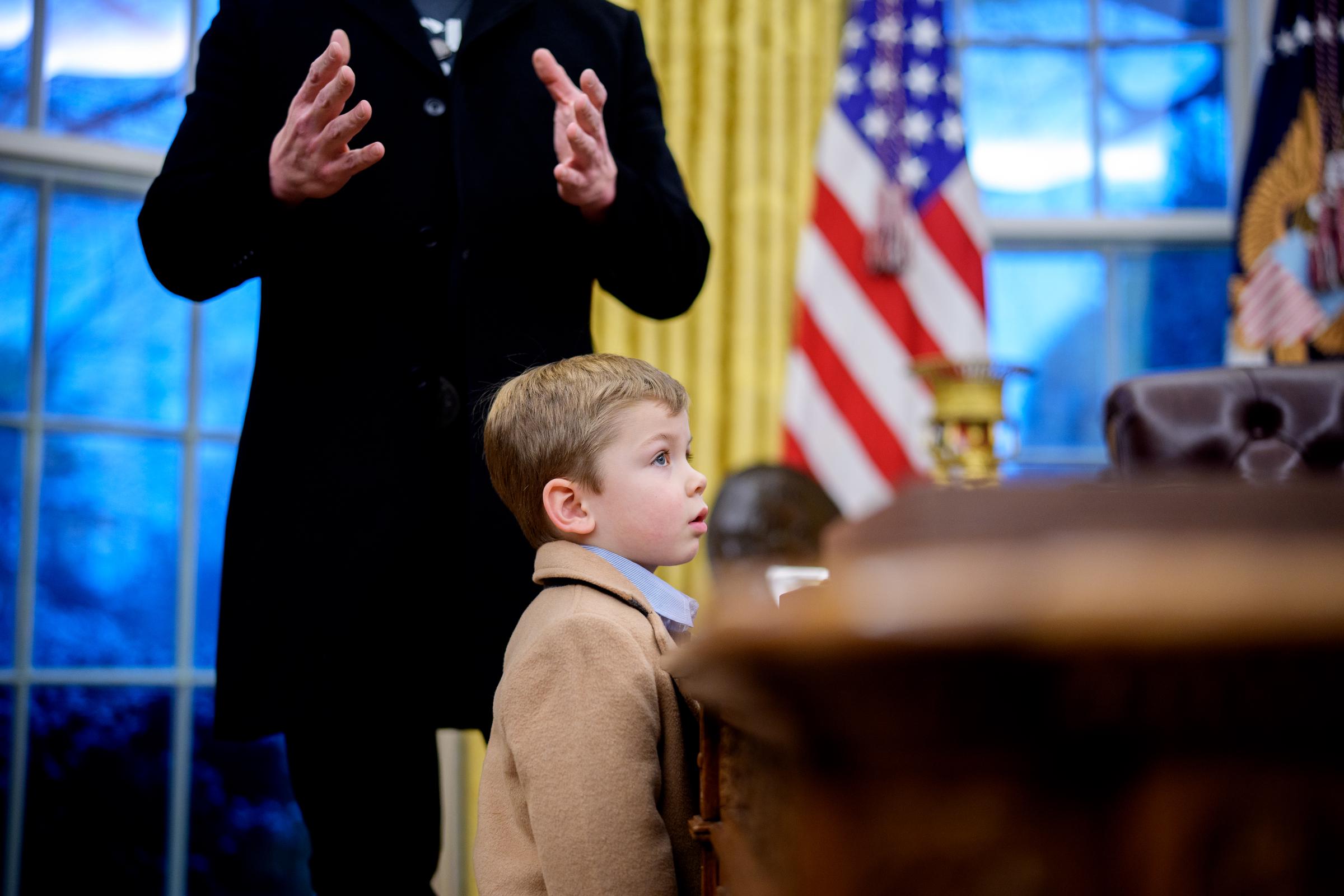 X Æ A-Xii frente a Elon Musk durante la firma de una orden ejecutiva en la Oficina Oval, el 11 de febrero de 2025 | Fuente: Getty images