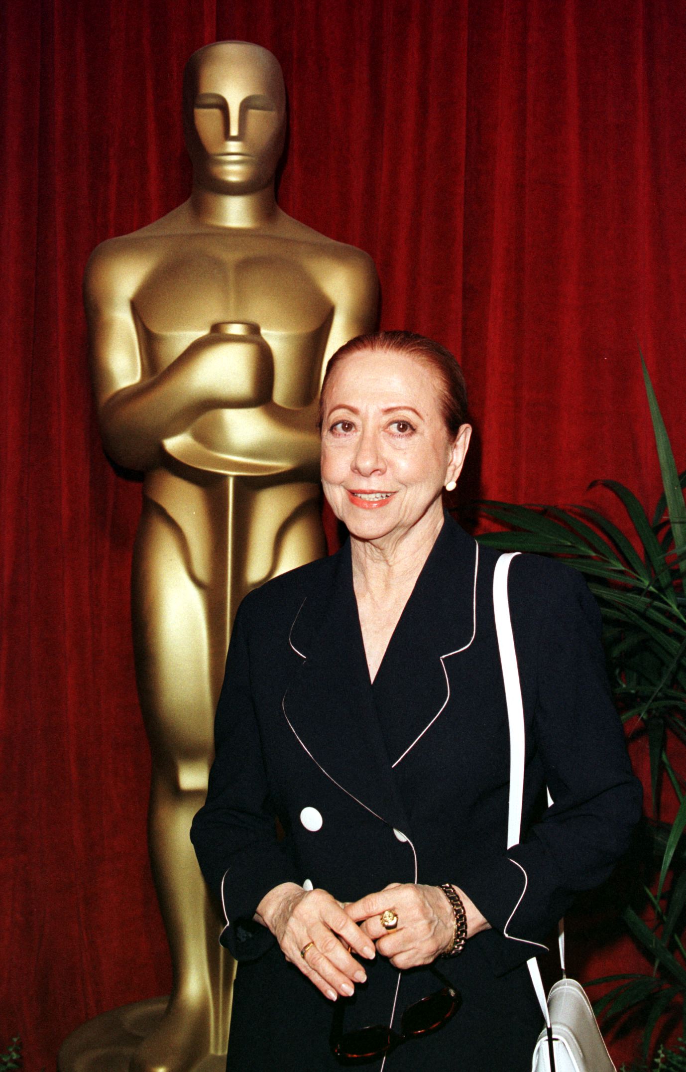 Fernanda Montenegro llega al almuerzo anual de los nominados a los Oscar el 8 de marzo de 1999 | Fuente: Getty Images