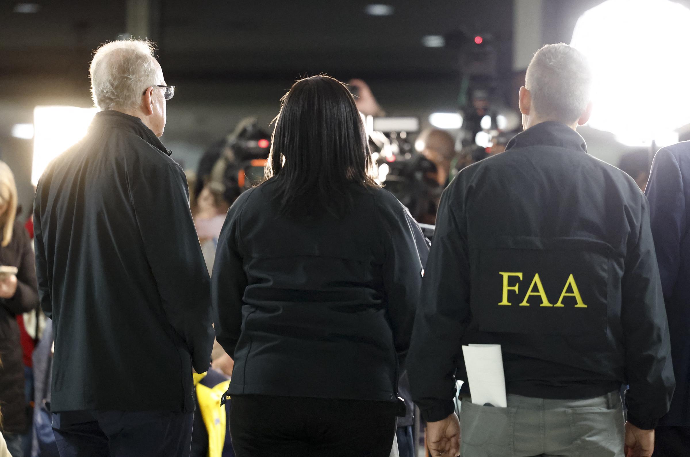 El secretario de Transporte de EEUU, Sean Duffy (d), el senador de EEUU (R-KS) Jerry Moran (i) y la alcaldesa de DC Muriel Bowser (c) hablan en una rueda de prensa en el Aeropuerto Nacional Reagan tras estrellarse un avión en el río Potomac a las afueras de Washington, DC, 30 de enero de 2025 | Fuente: Getty Images