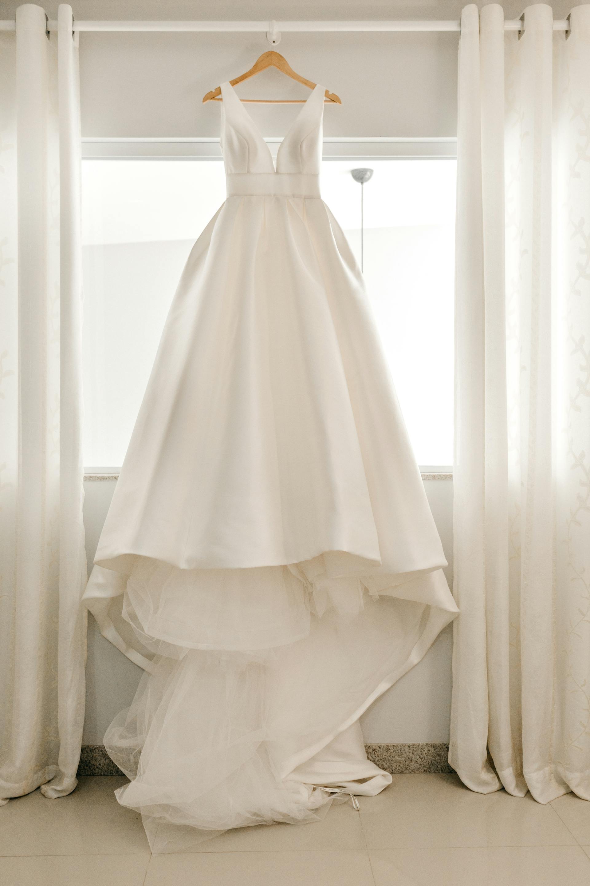 Vestido de novia blanco en una percha | Fuente: Pexels