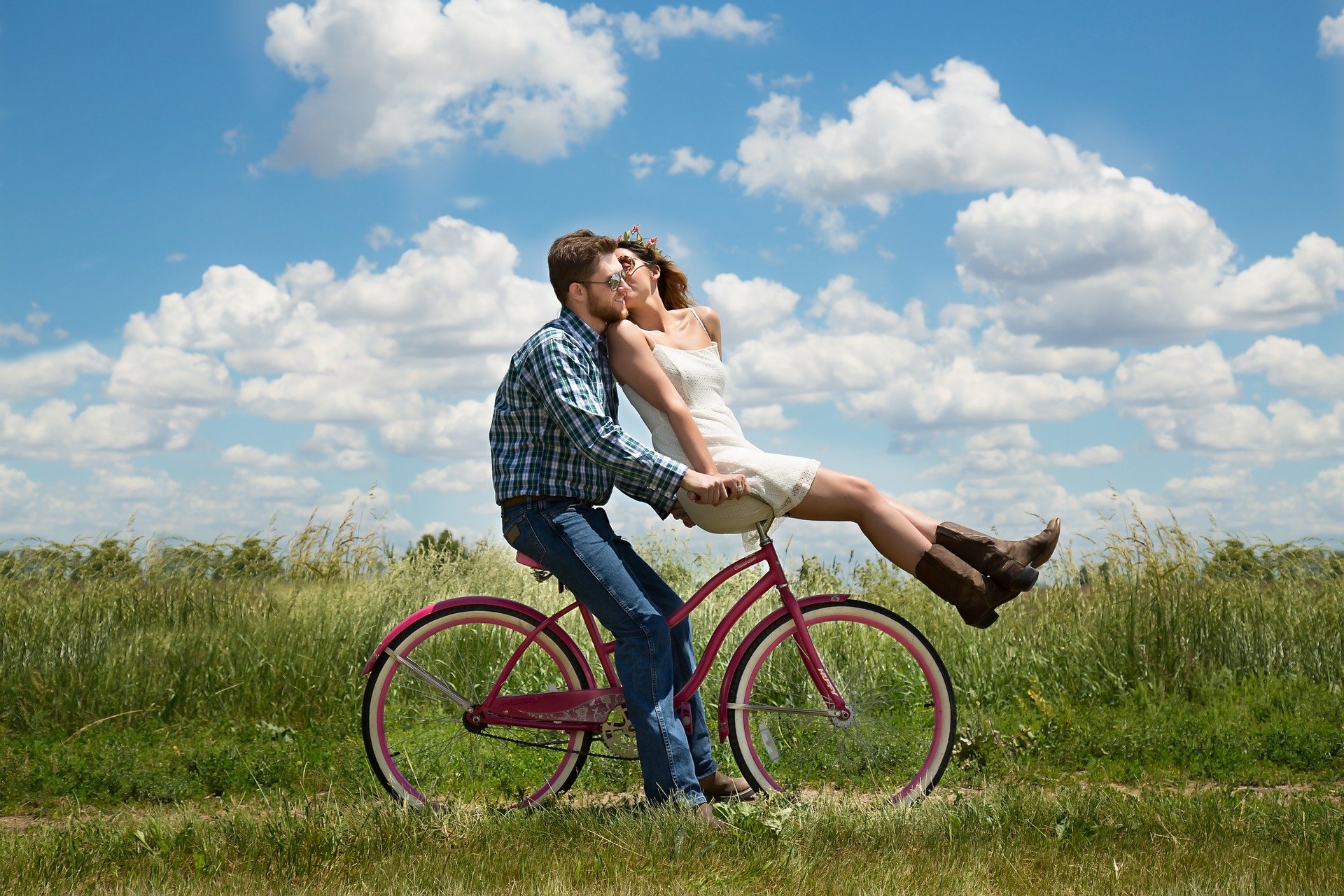 Joven pareja en bicicleta. Fuente: Pixabay