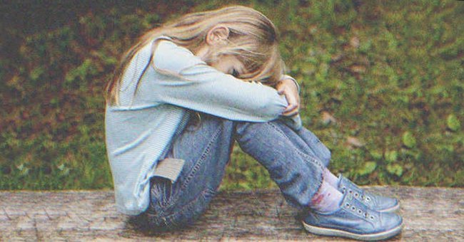 Una niña sentada triste | Foto: Shutterstock