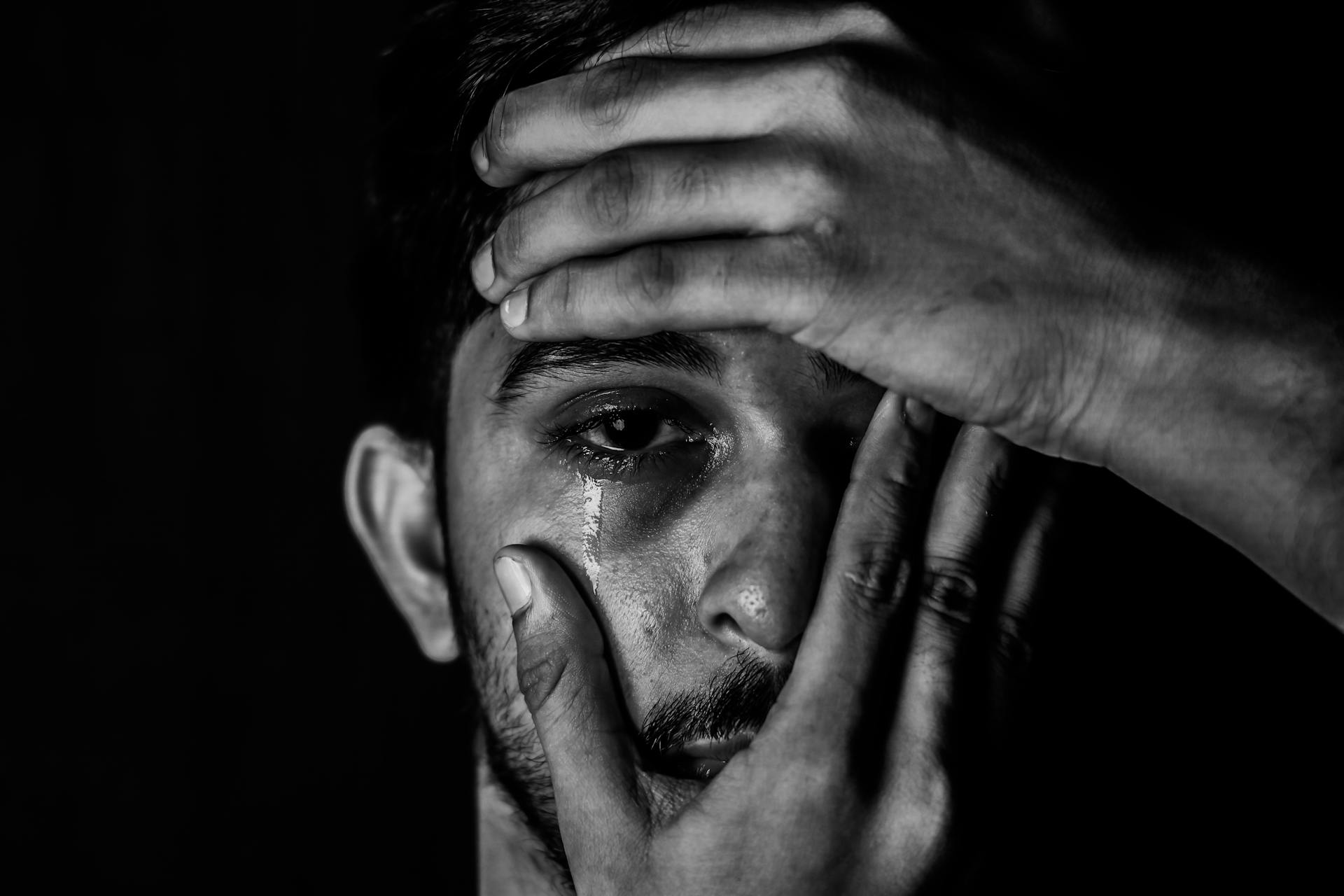 Un hombre llorando | Fuente: Pexels