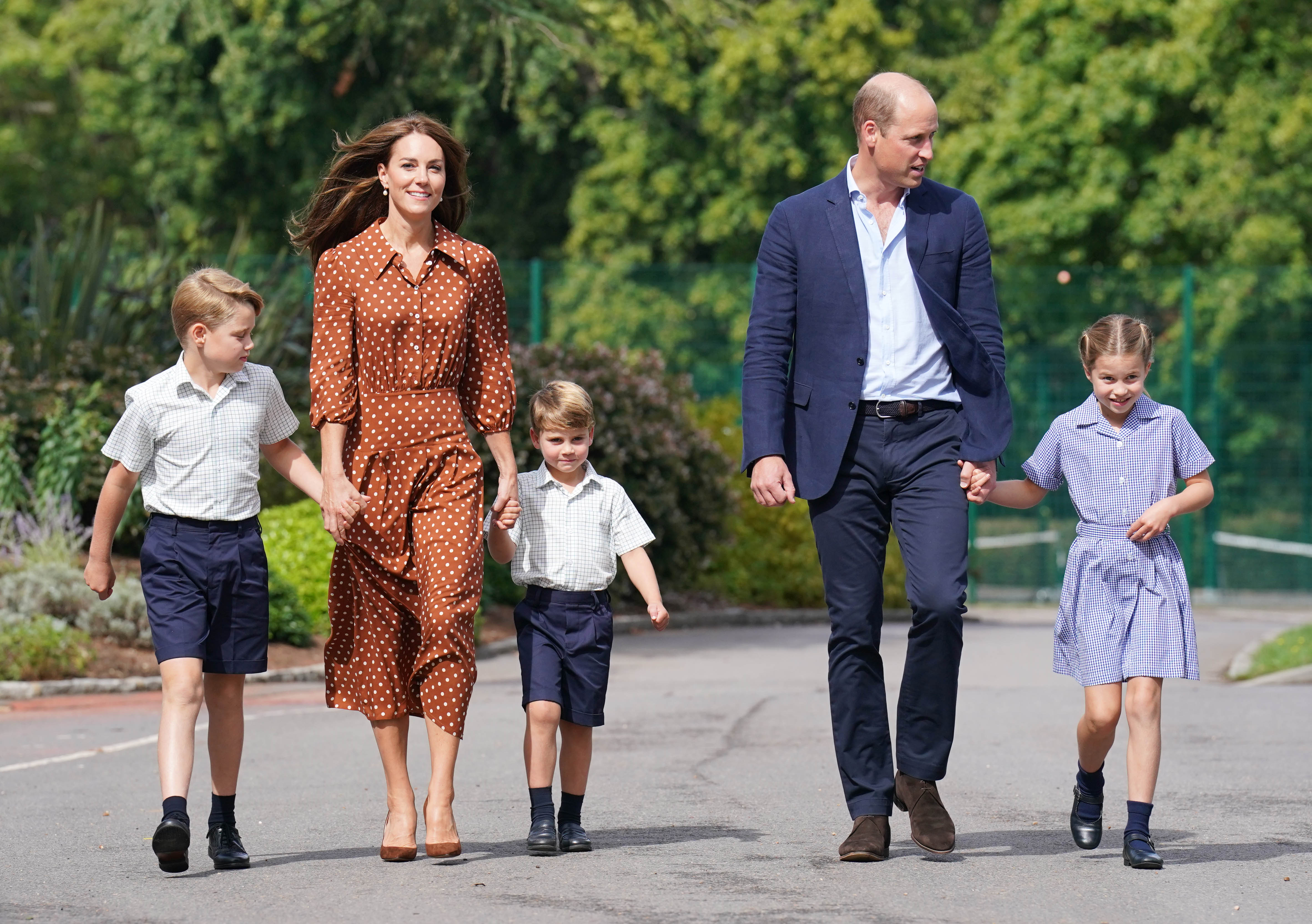 El príncipe George, la princesa Catherine, el príncipe Louis, el príncipe William y la princesa Charlotte llegando a la escuela Lambrook en Bracknell, Inglaterra, el 7 de septiembre de 2022 | Foto: Getty Images
