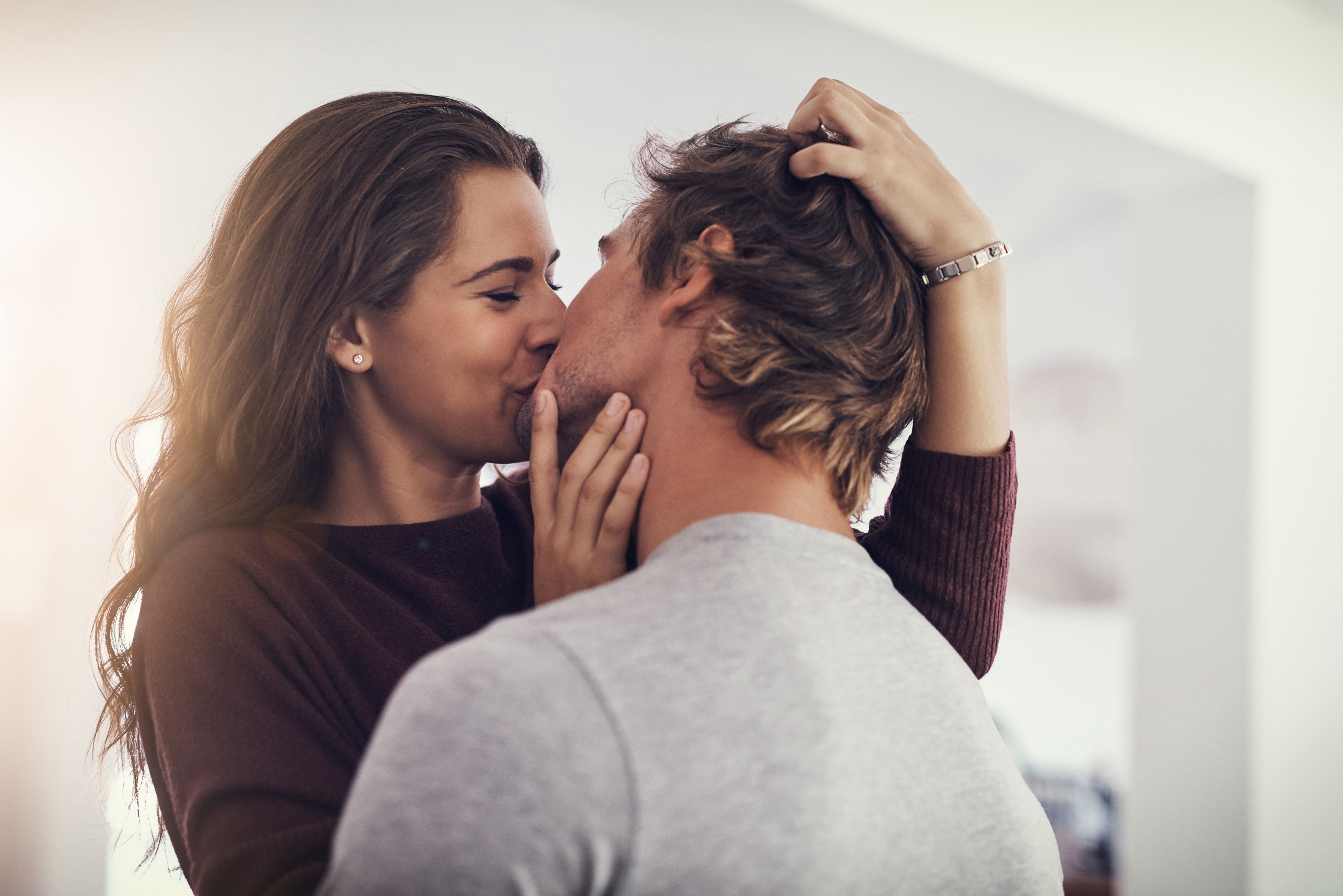Una pareja besándose | Foto: Shutterstock