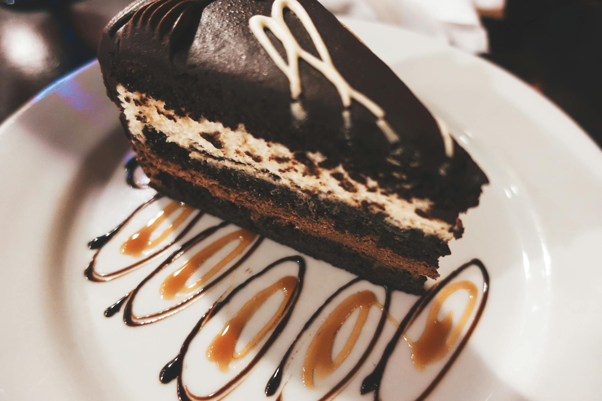 Una fetta di torta al cioccolato servita su un piatto | Fonte: Pexels