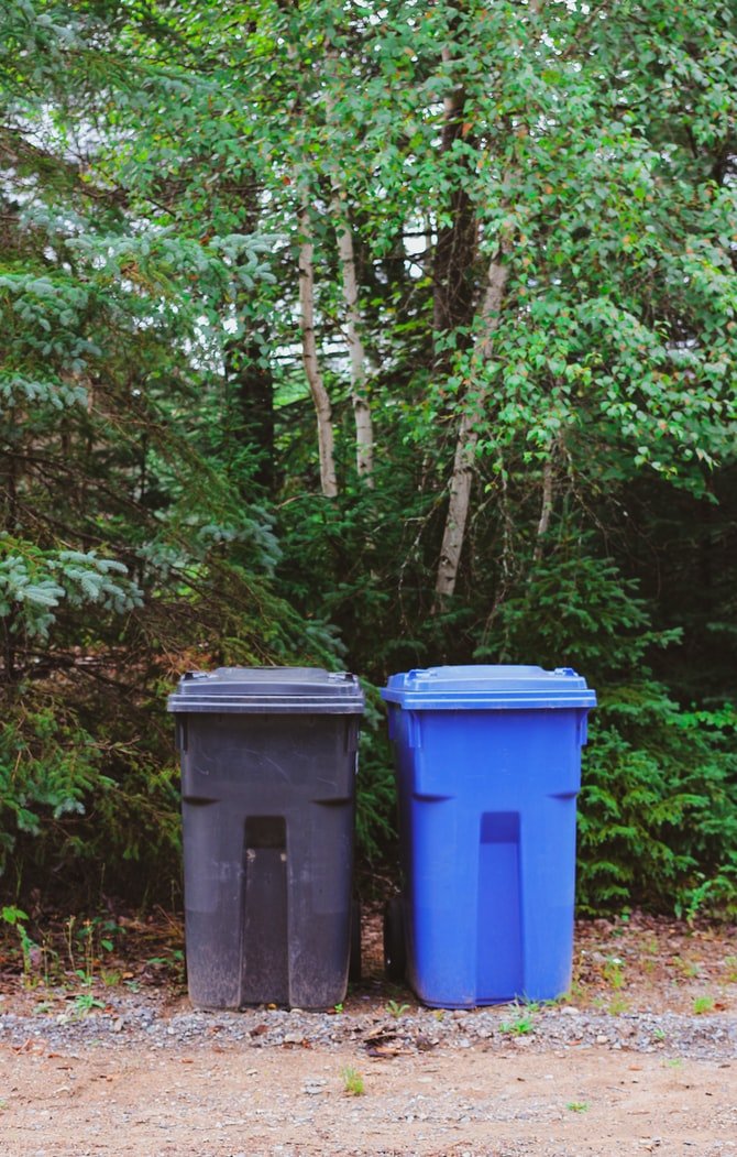 Potes de basura. | Foto: Shutterstock
