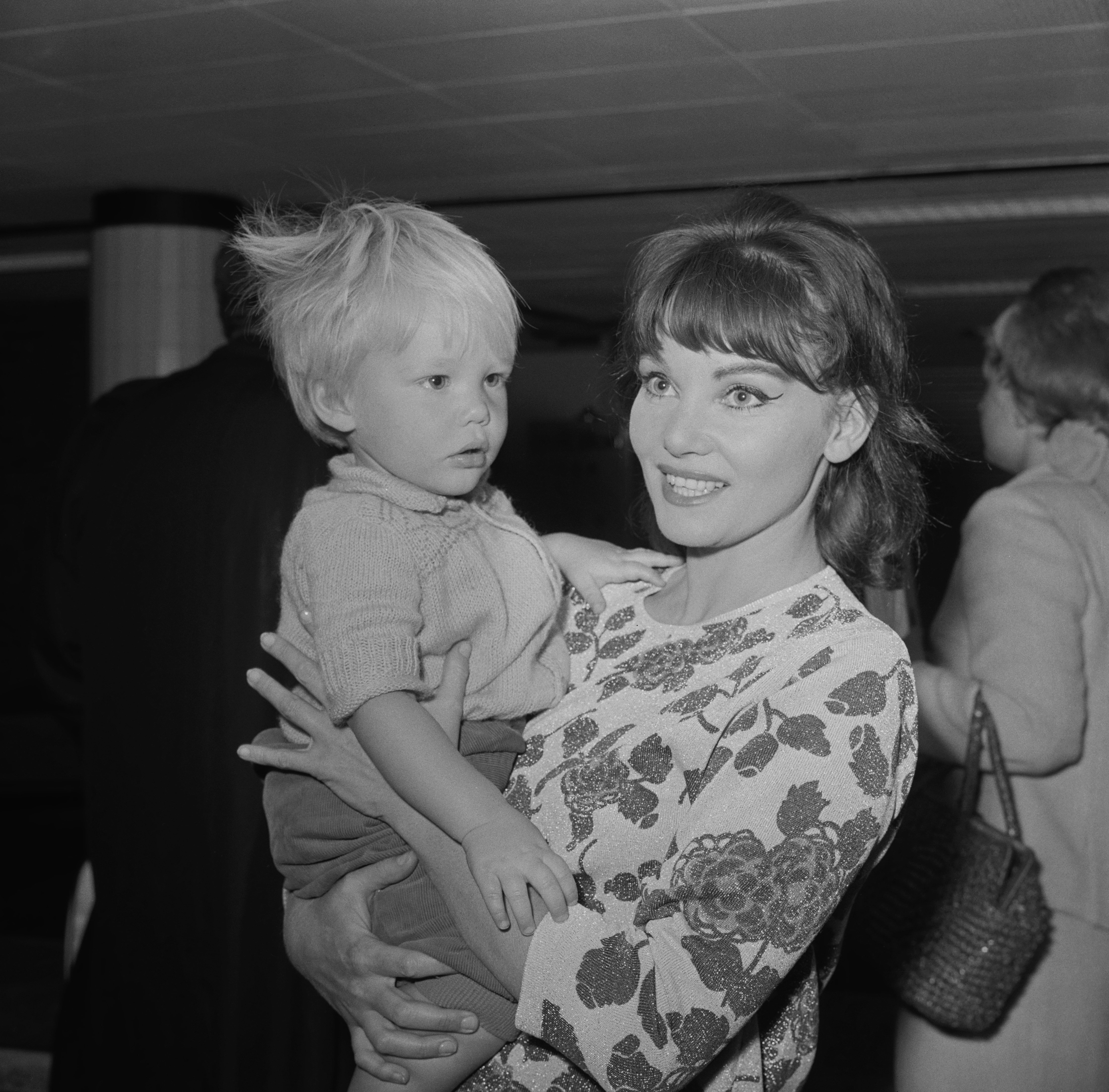 Diane Cilento y Jason en el aeropuerto de Londres, el 15 de junio de 1964. | Foto: Getty Images