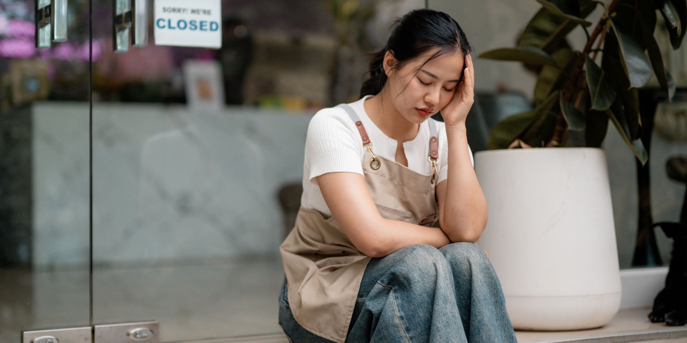 Trabajadora de restaurante estresada | Fuente: Shutterstock