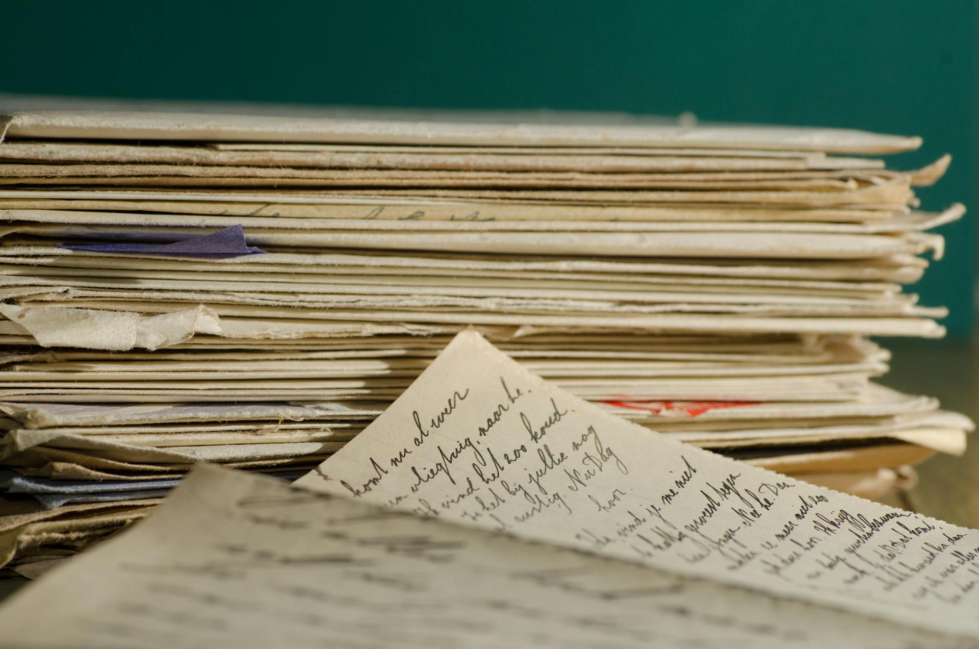 Una carta sobre una mesa | Fuente: Pexels