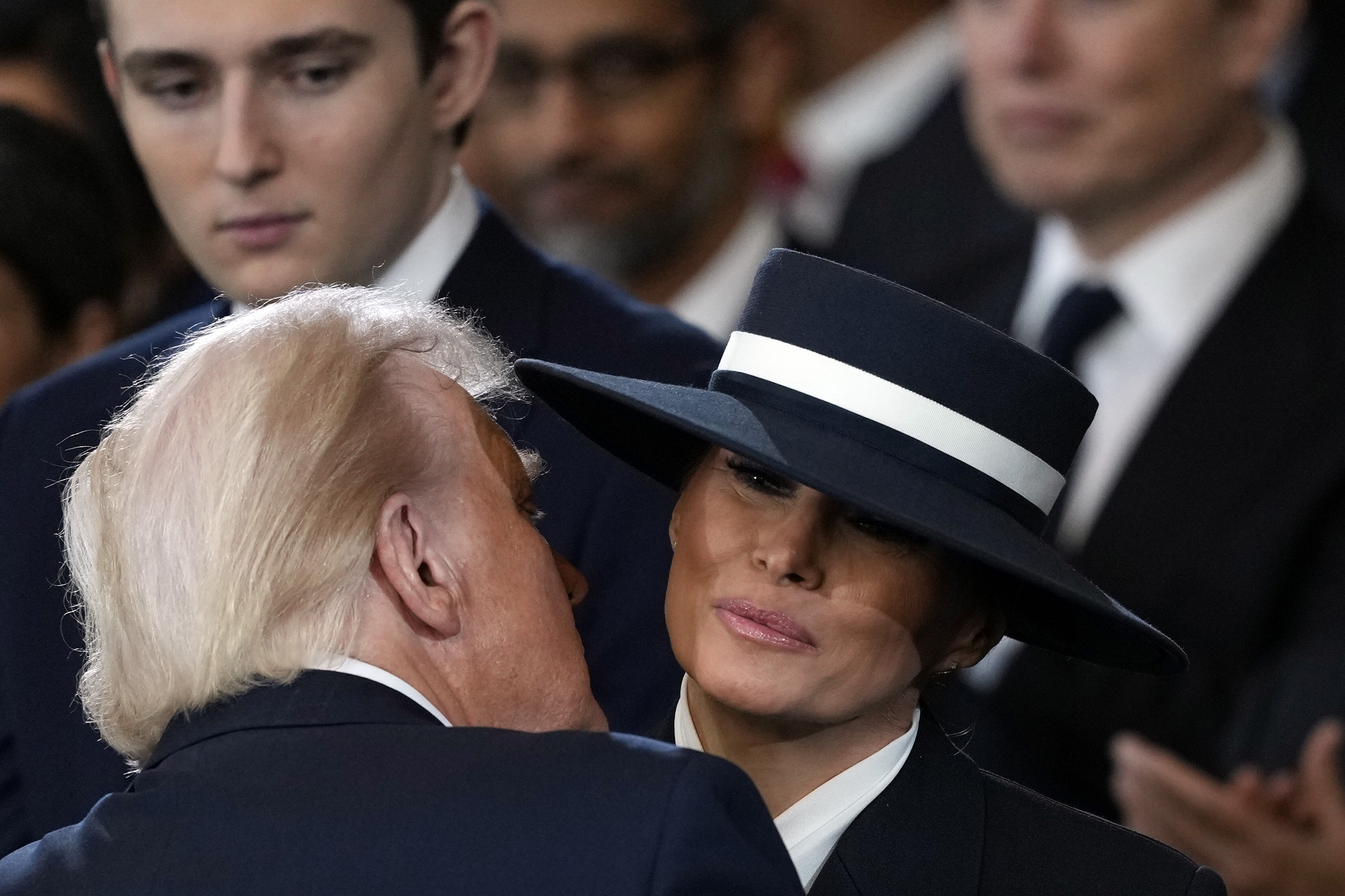 Donald y Melania Trump compartiendo un beso al aire. | Fuente: Getty Images