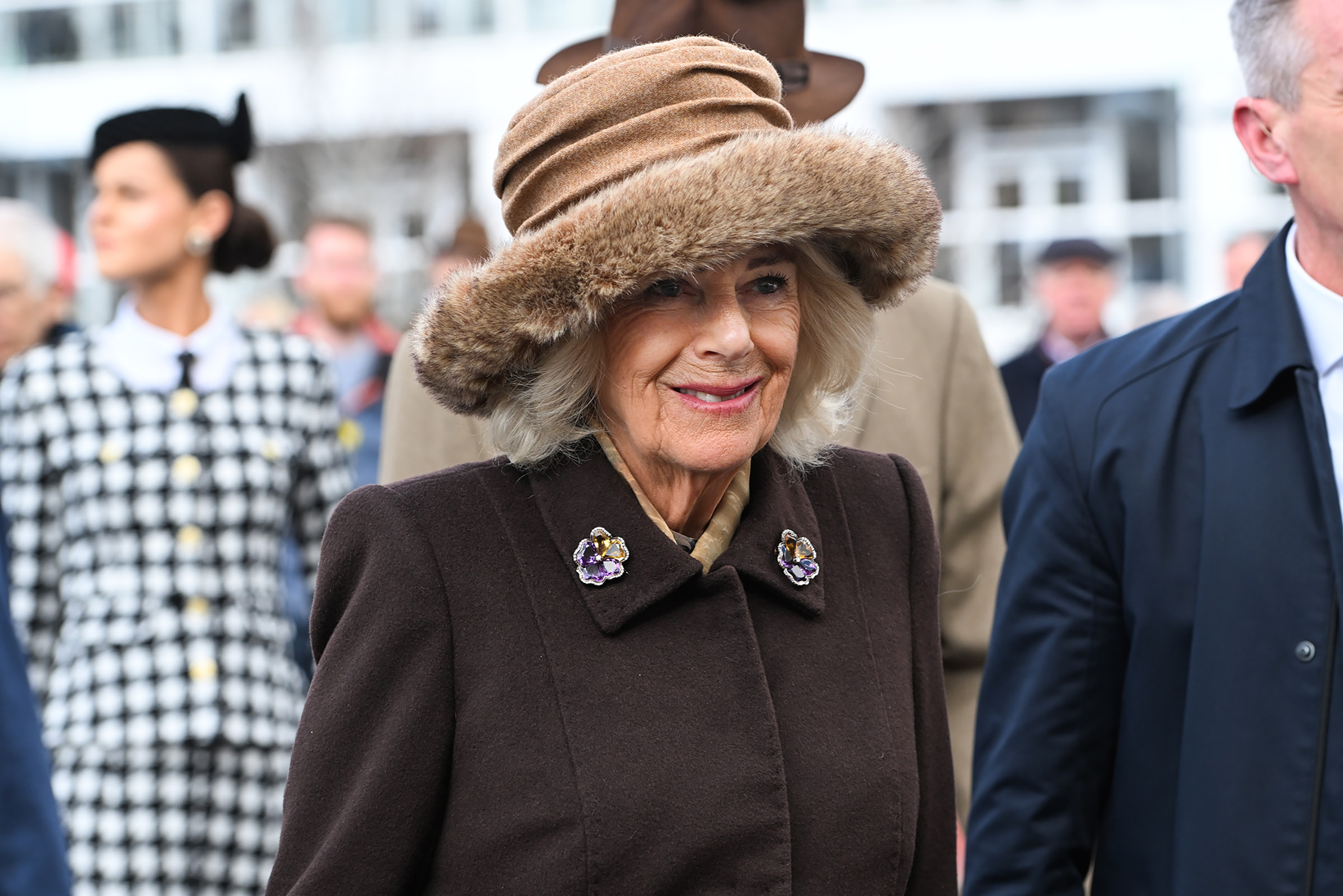 La reina Camilla sonríe durante su estancia en el Festival de Cheltenham el 12 de marzo de 2025, en Cheltenham, Inglaterra | Fuente: Getty Images