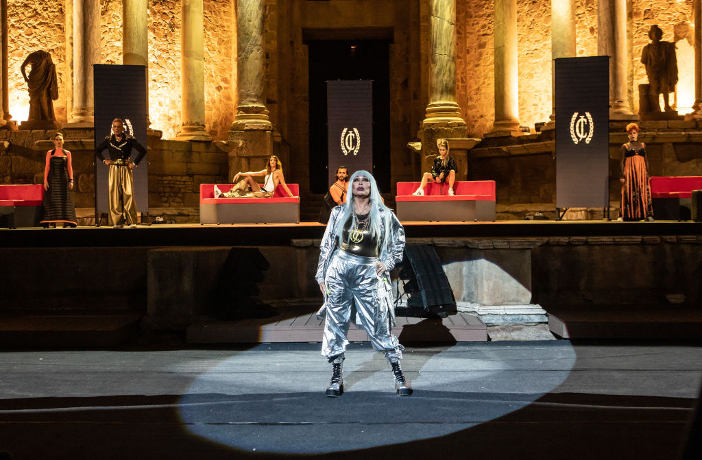 La actriz argentina Moria Casan actúa en el estreno de la obra "Julio César" en el Teatro Romano de Mérida, el 30 de julio de 2022, en Mérida, Badajoz, Extremadura, España. | Fuente: Getty Images