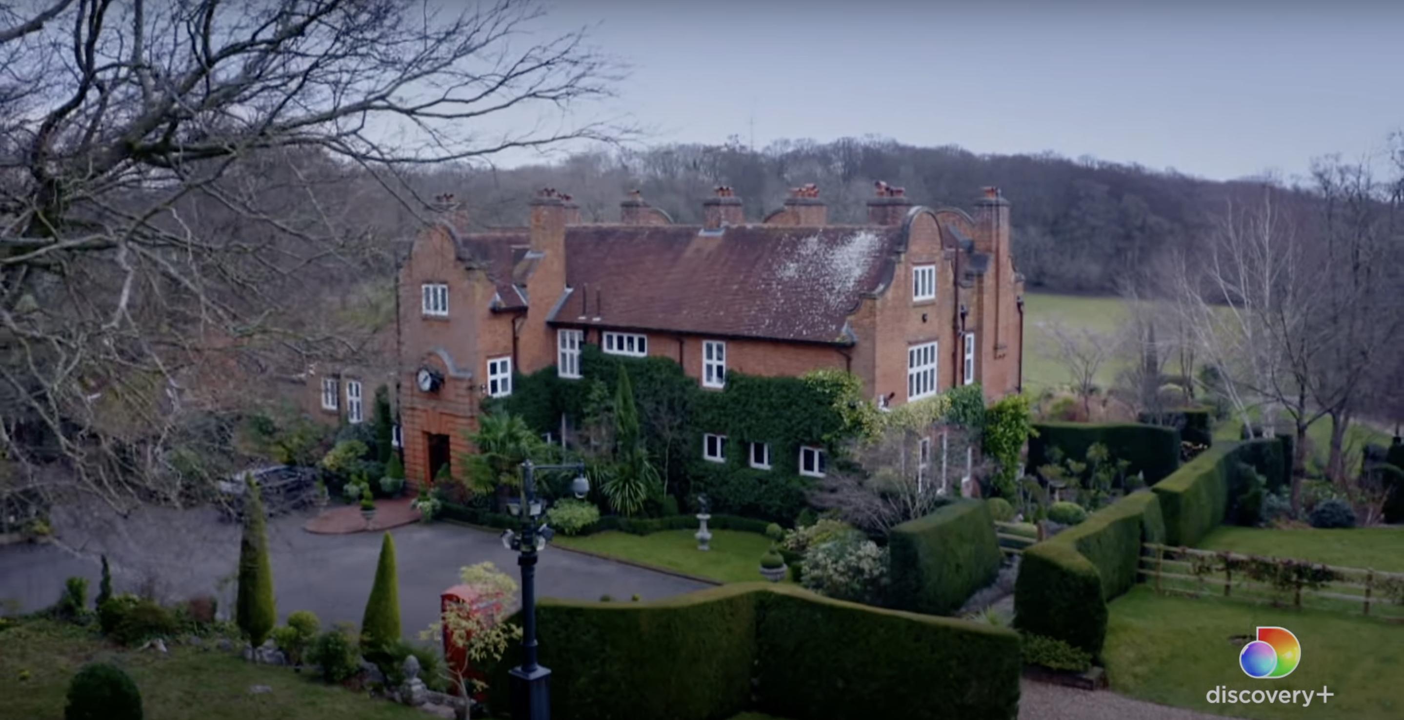 La casa familiar de Ozzy y Sharon Osbourne en Buckinghamshire, Reino Unido, tal y como se publicó el 3 de octubre de 2022 | Fuente: YouTube/discovery plus