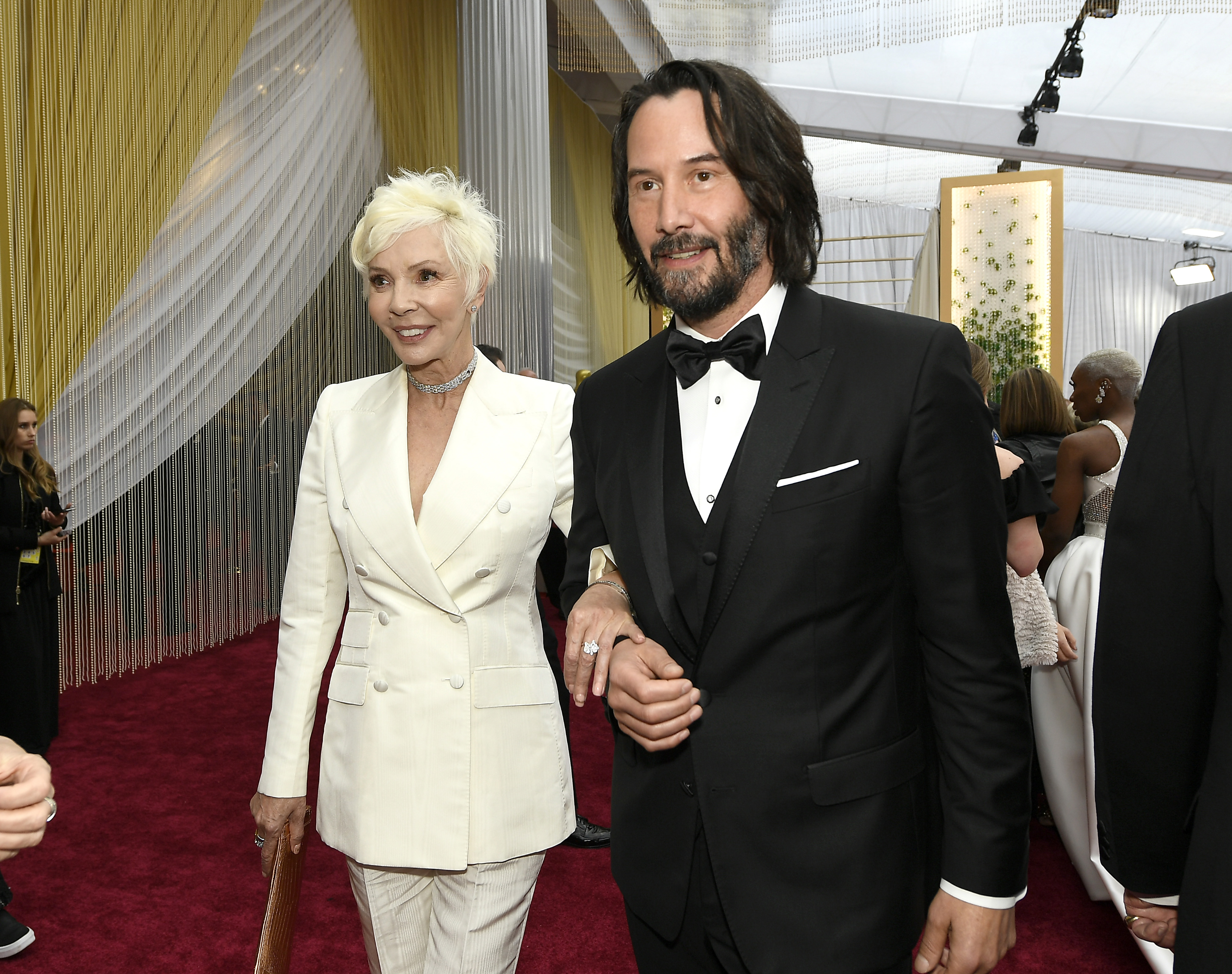 Patricia Taylor y Keanu Reeves asisten a la 92 edición de los Oscar en Hollywood and Highland el 09 de febrero de 2020 en Hollywood, California. | Foto: Getty Images