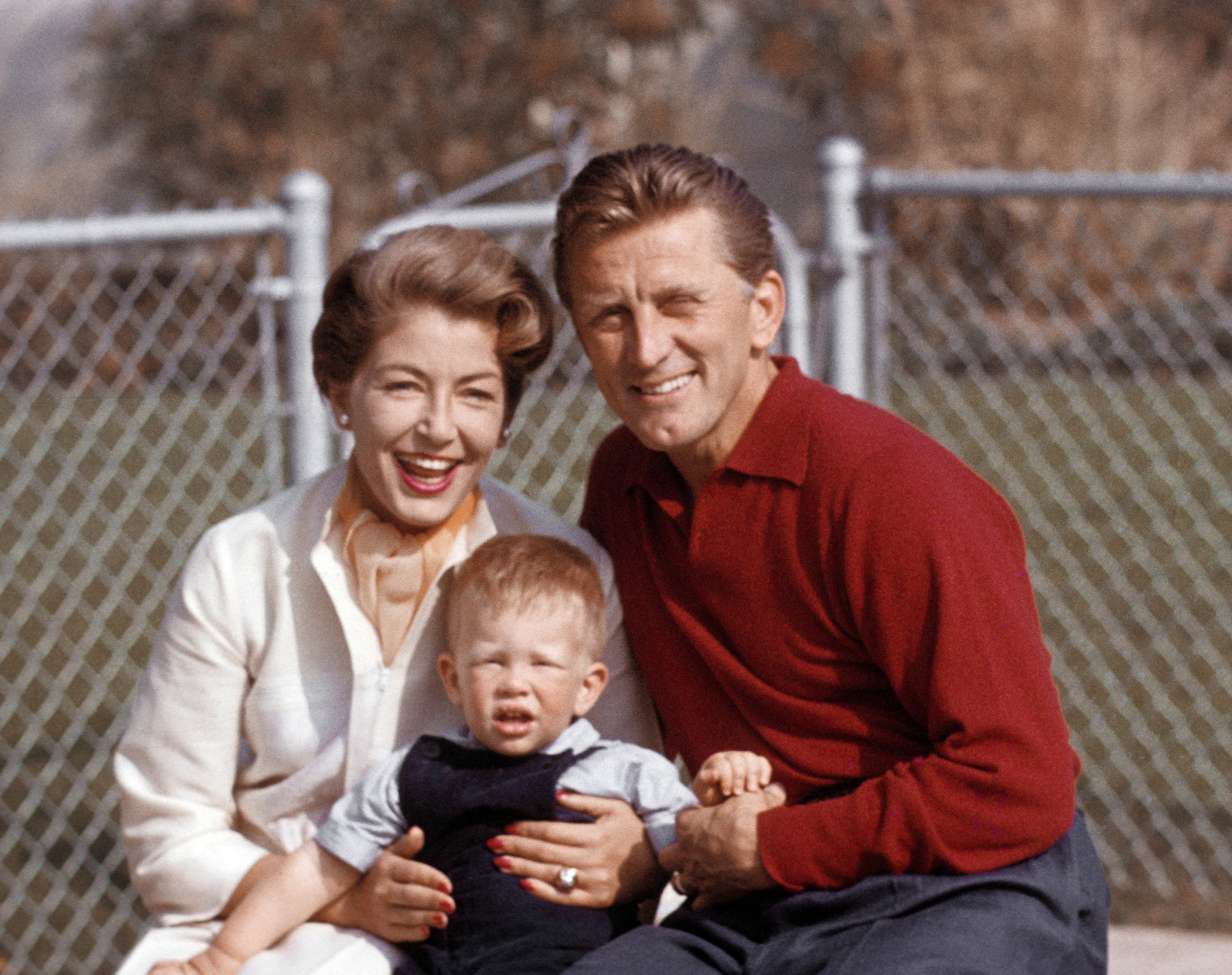 Kirk Douglas en casa con su esposa Anne Douglas y su hijo Peter Vincent Douglas en Los Ángeles el 14 de febrero de 1957. | Foto: Getty Images