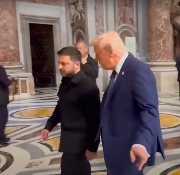 Volodymyr Zelenskyy y Donald Trump caminando y hablando. | Fuente: YouTube/KTLA 5