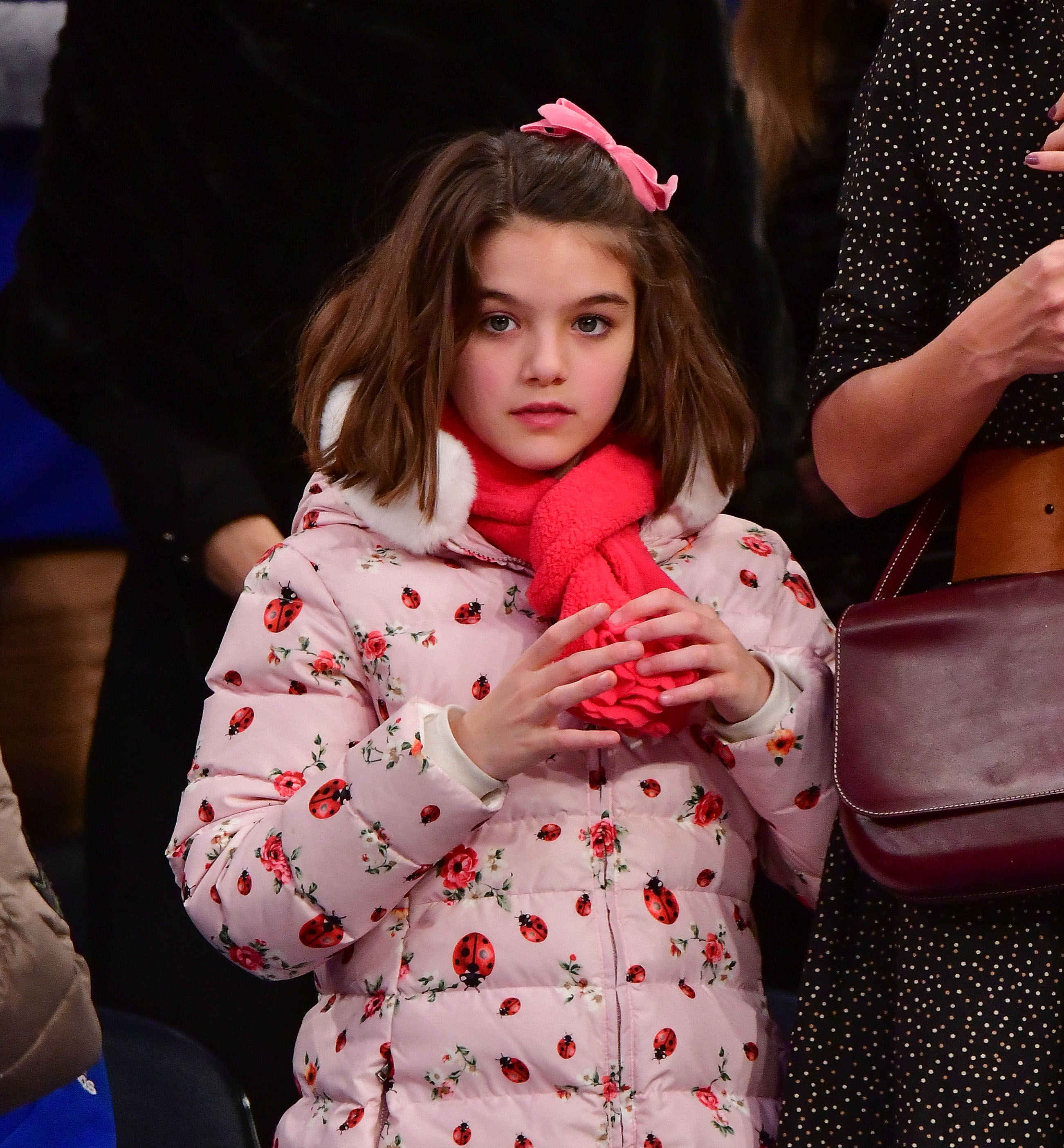 Suri Cruise en un partido de baloncesto en el Madison Square Garden de Nueva York el 16 de diciembre de 2017 | Fuente: Getty Images