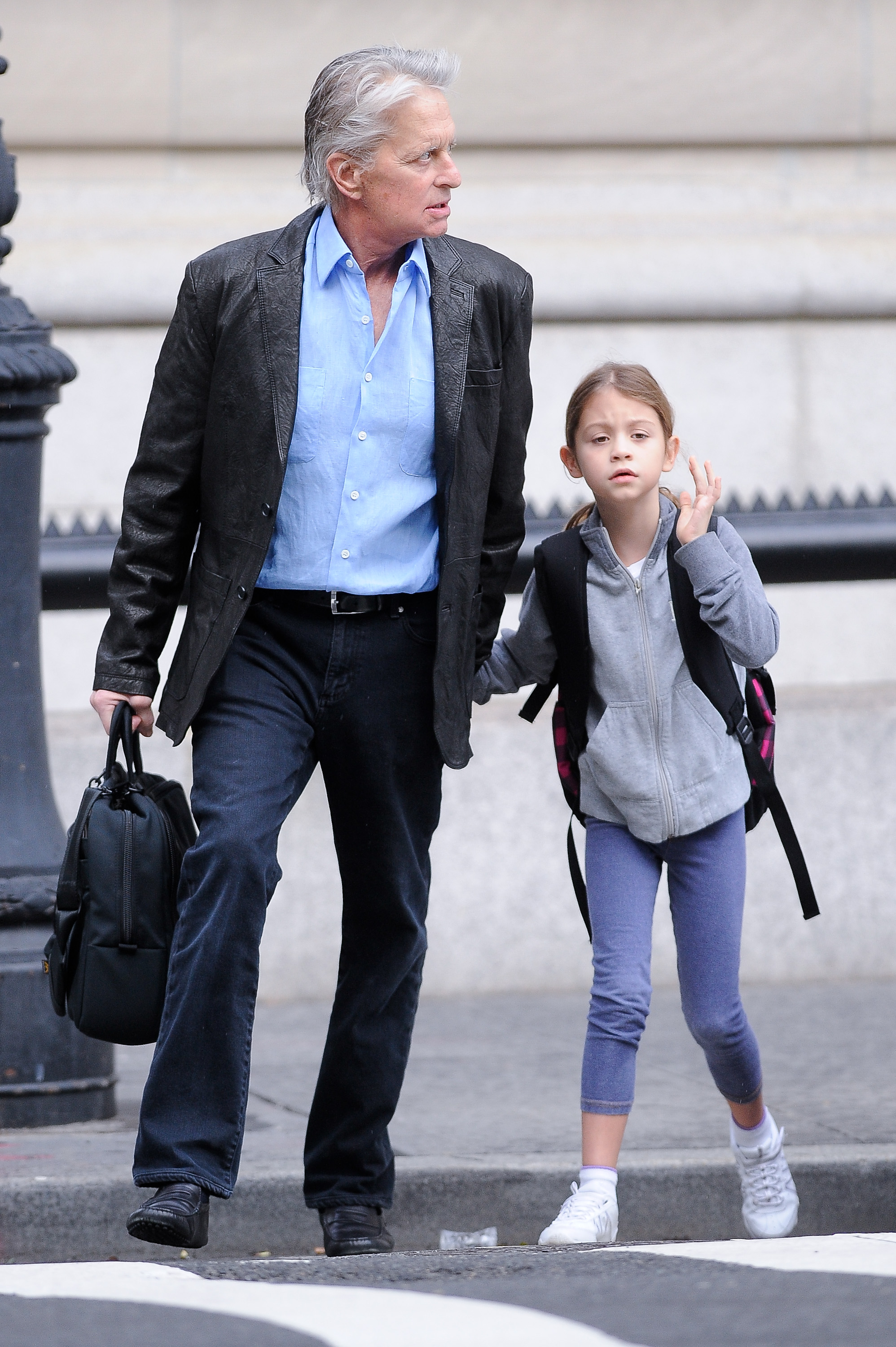 Michael Douglas y su hija Carys en Manhattan, Nueva York, el 7 de octubre de 2010 | Foto: Getty Images