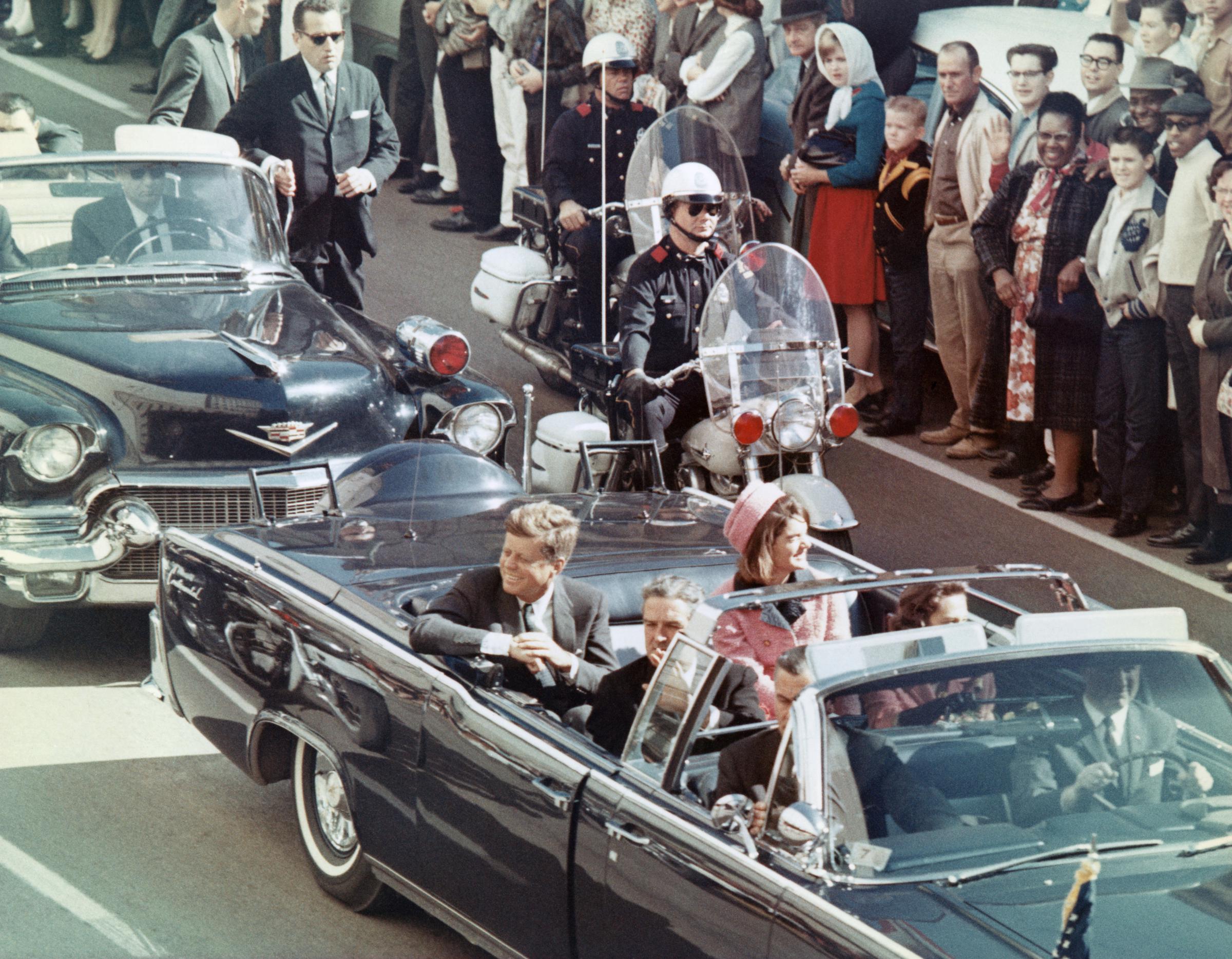 El ex presidente de EE.UU. John F. Kennedy y la primera dama Jacqueline Kennedy con el gobernador de Texas John Connally en la Plaza Dealey de Dallas, Texas, el 22 de noviembre de 1963. | Fuente: Getty Images