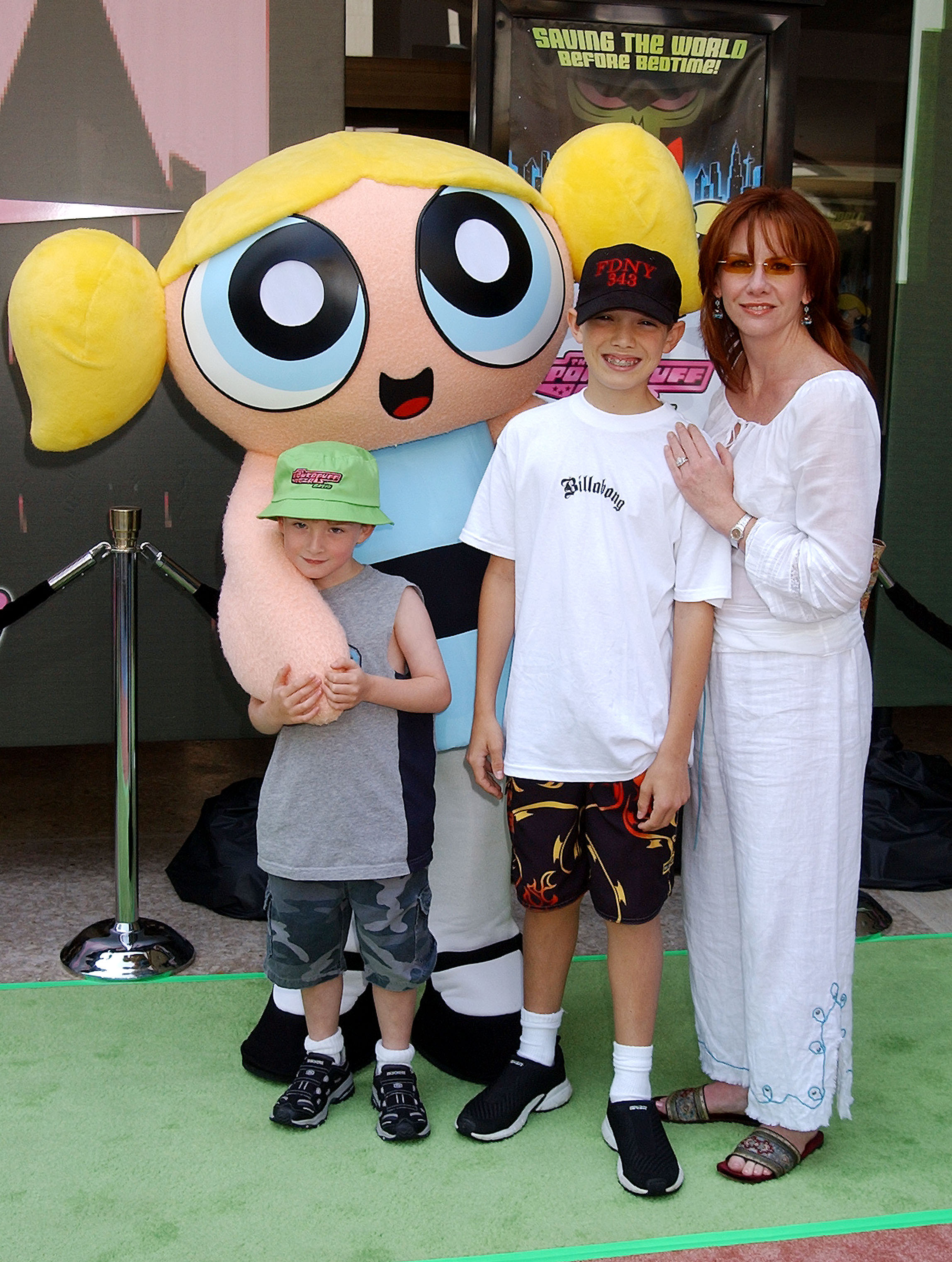 La actriz con sus hijos Michael y Dakota durante el estreno de "The Powerpuff Girls Movie" | Fuente:  Getty Images