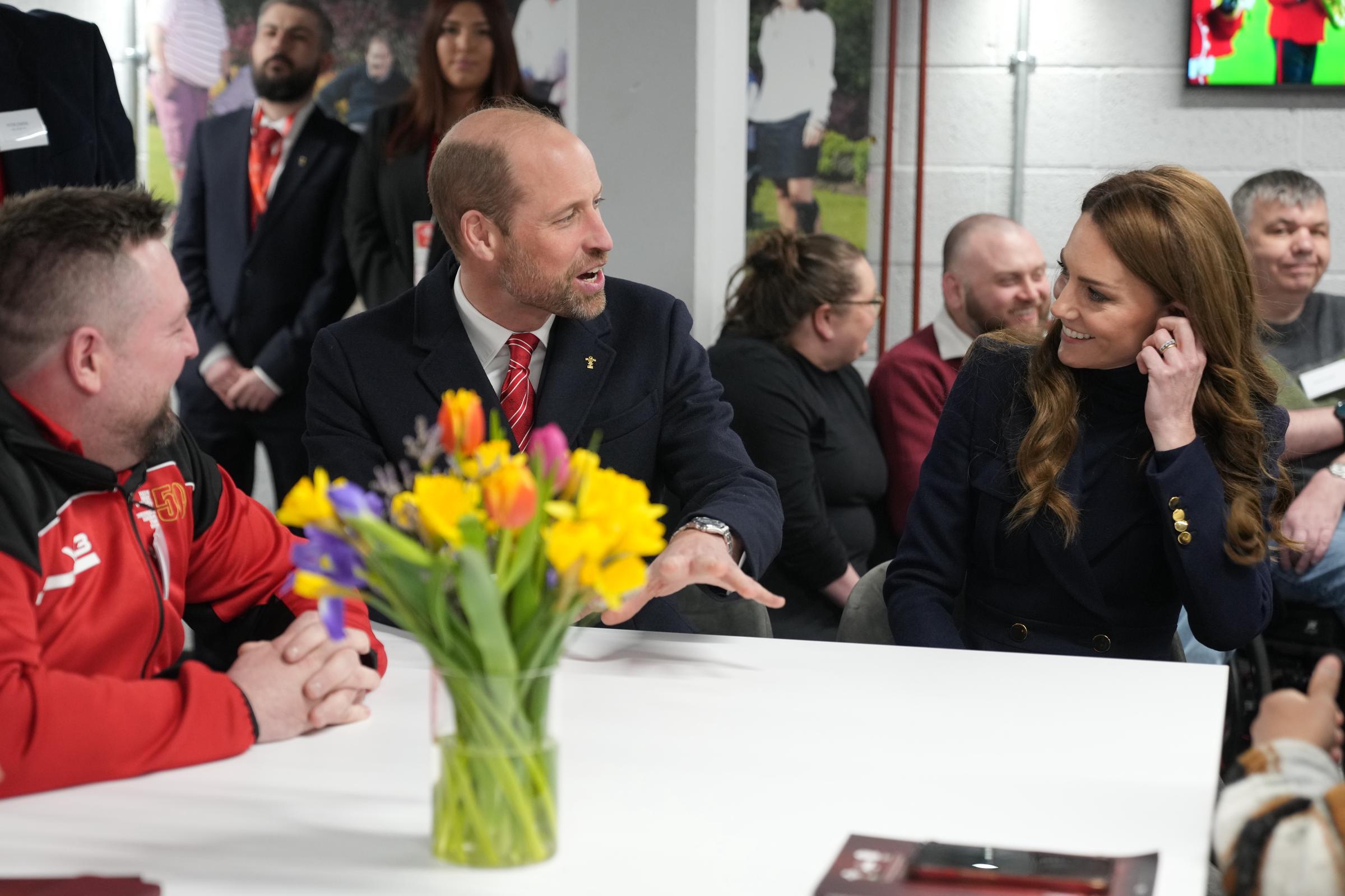 El príncipe William y la princesa Catherine hablan durante su reunión con jugadores lesionados que reciben apoyo de la Welsh Rugby Charitable Trust en Cardiff, Gales, el 15 de marzo de 2025. | Fuente: Getty Images