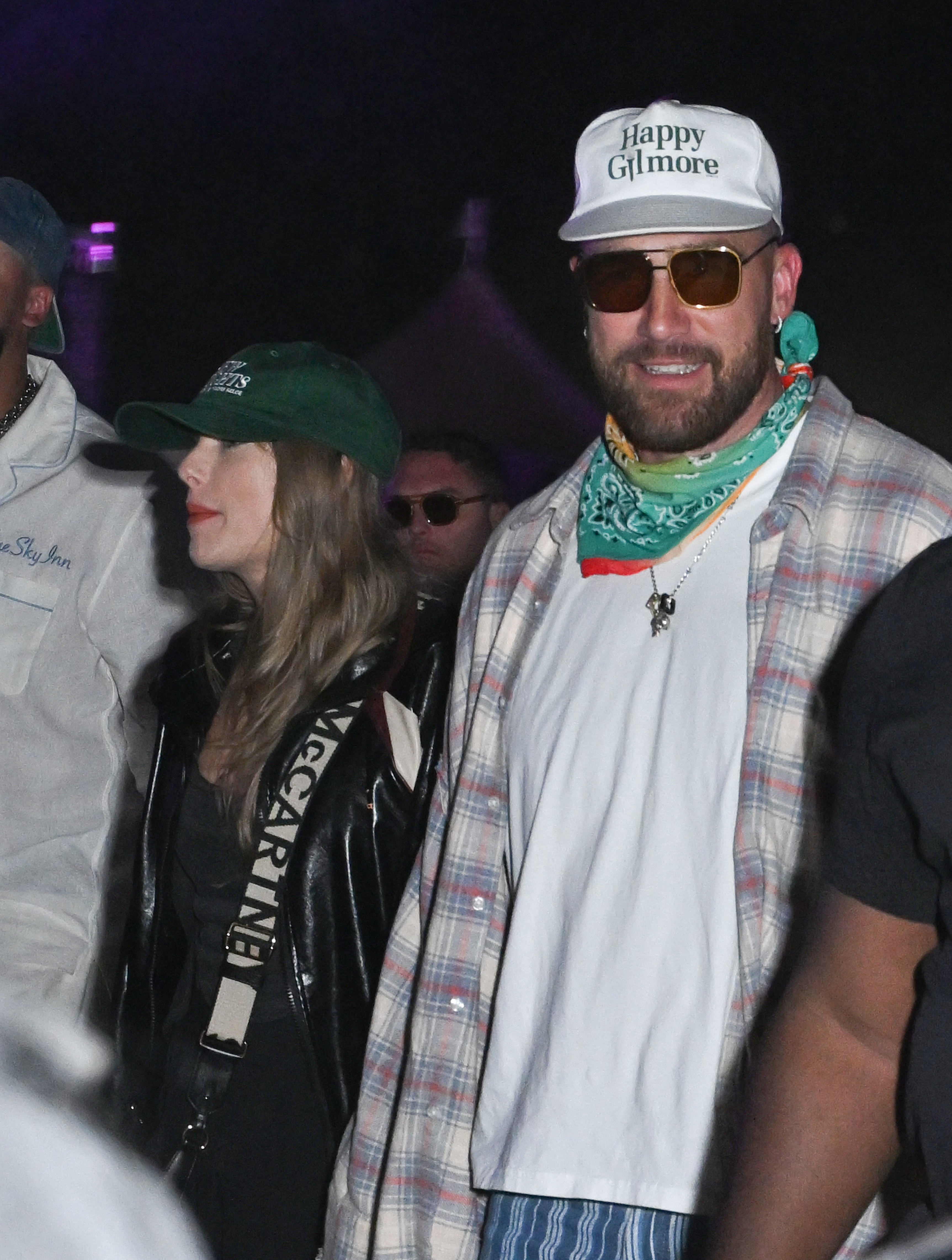 Taylor Swift y Travis Kelce en Neon Carnival el 13 de abril de 2024, en Thermal, California. | Fuente: Getty Images