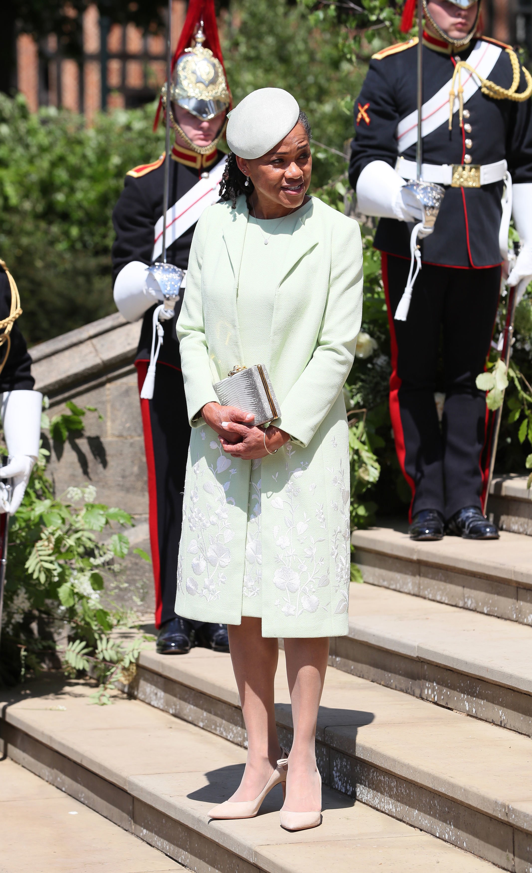 Doria Ragland, madre de la novia, saliendo de la boda del príncipe Enrique y Meghan Markle en la capilla de San Jorge en el Castillo de Windsor el 19 de mayo de 2018. | Imagen: Getty Images/GlobalImagesUkraine